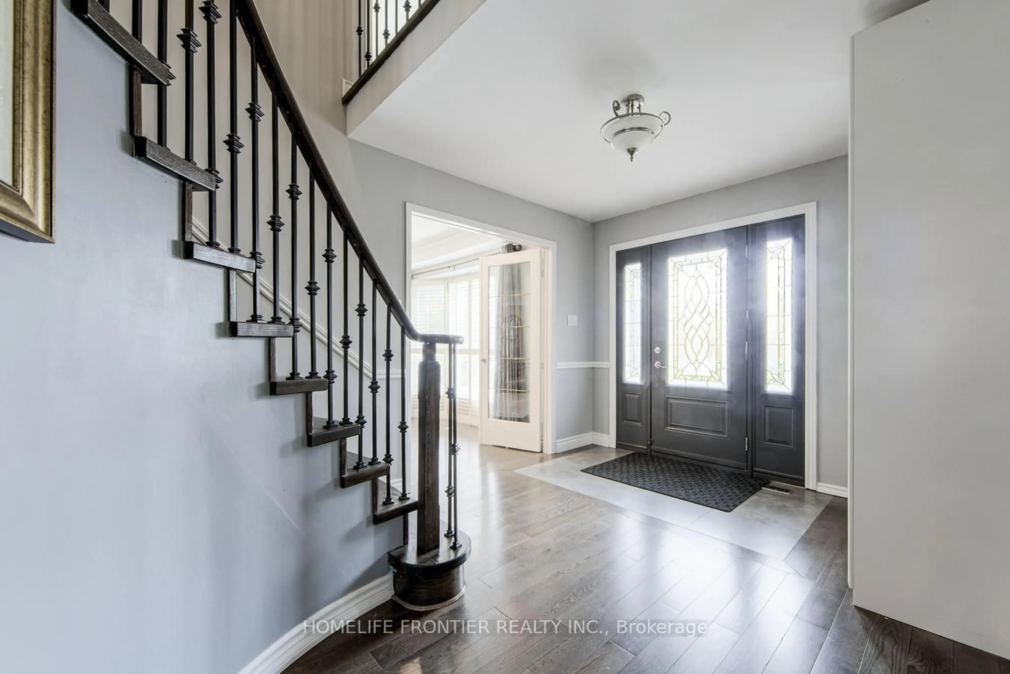 Indoor entryway for 292 Crossland Gate, Newmarket Ontario L3X 1B2