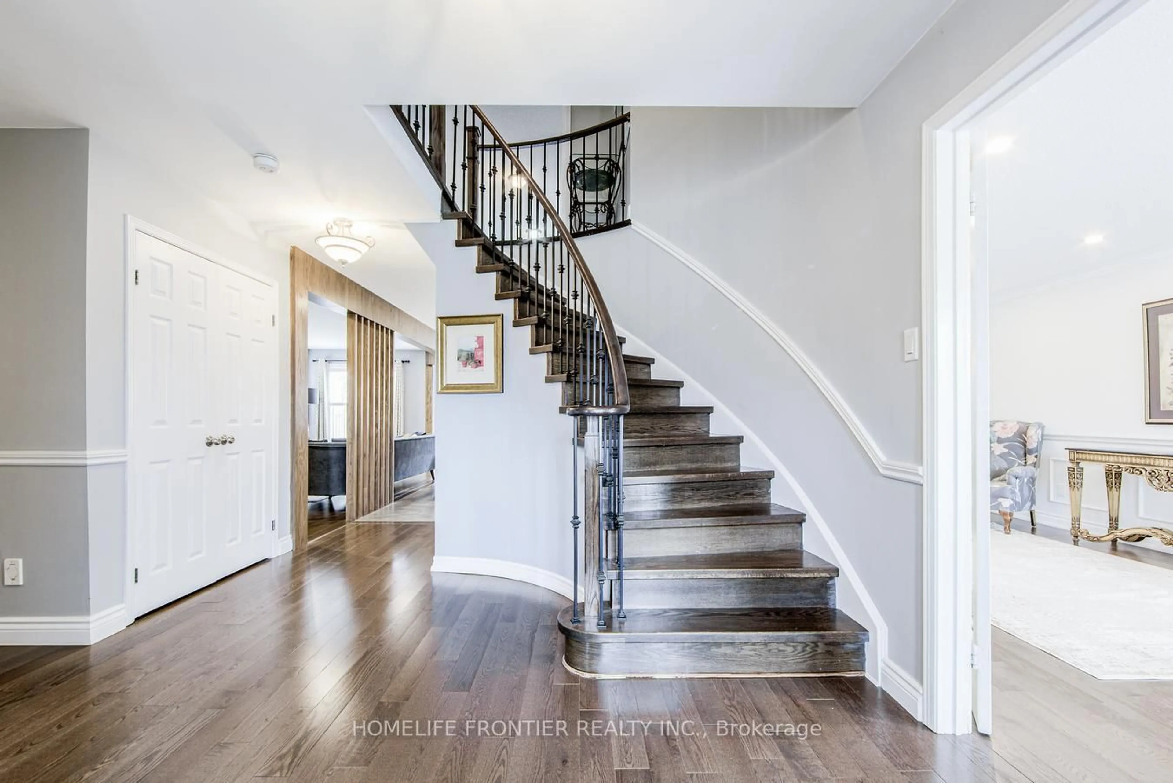 Unknown for 292 Crossland Gate, Newmarket Ontario L3X 1B2