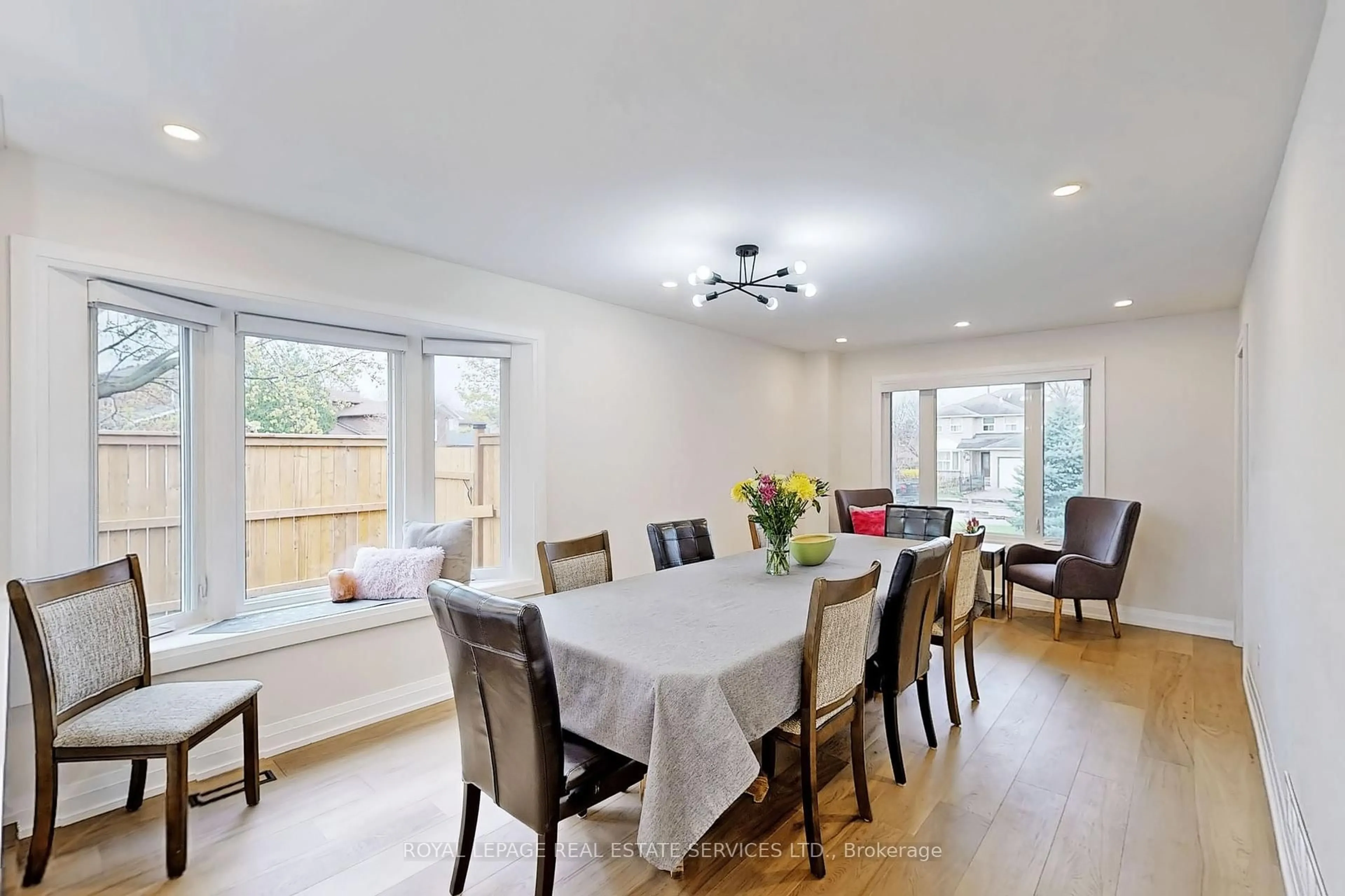 Dining room, wood/laminate floor for 101 Houseman Cres, Richmond Hill Ontario L4C 7S7