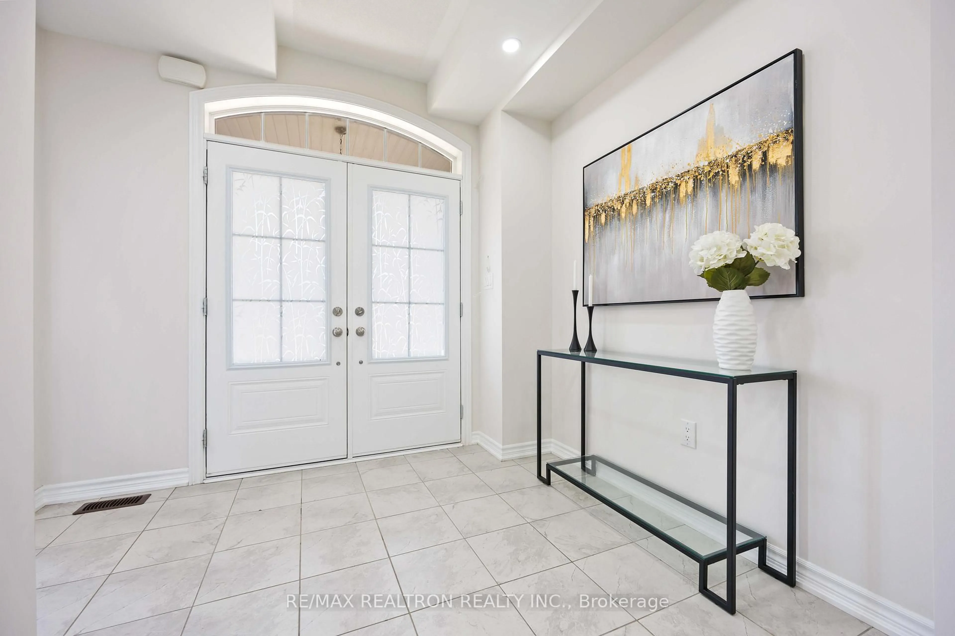 Indoor entryway for 307 Reg Harrison Tr, Newmarket Ontario L3X 0M2