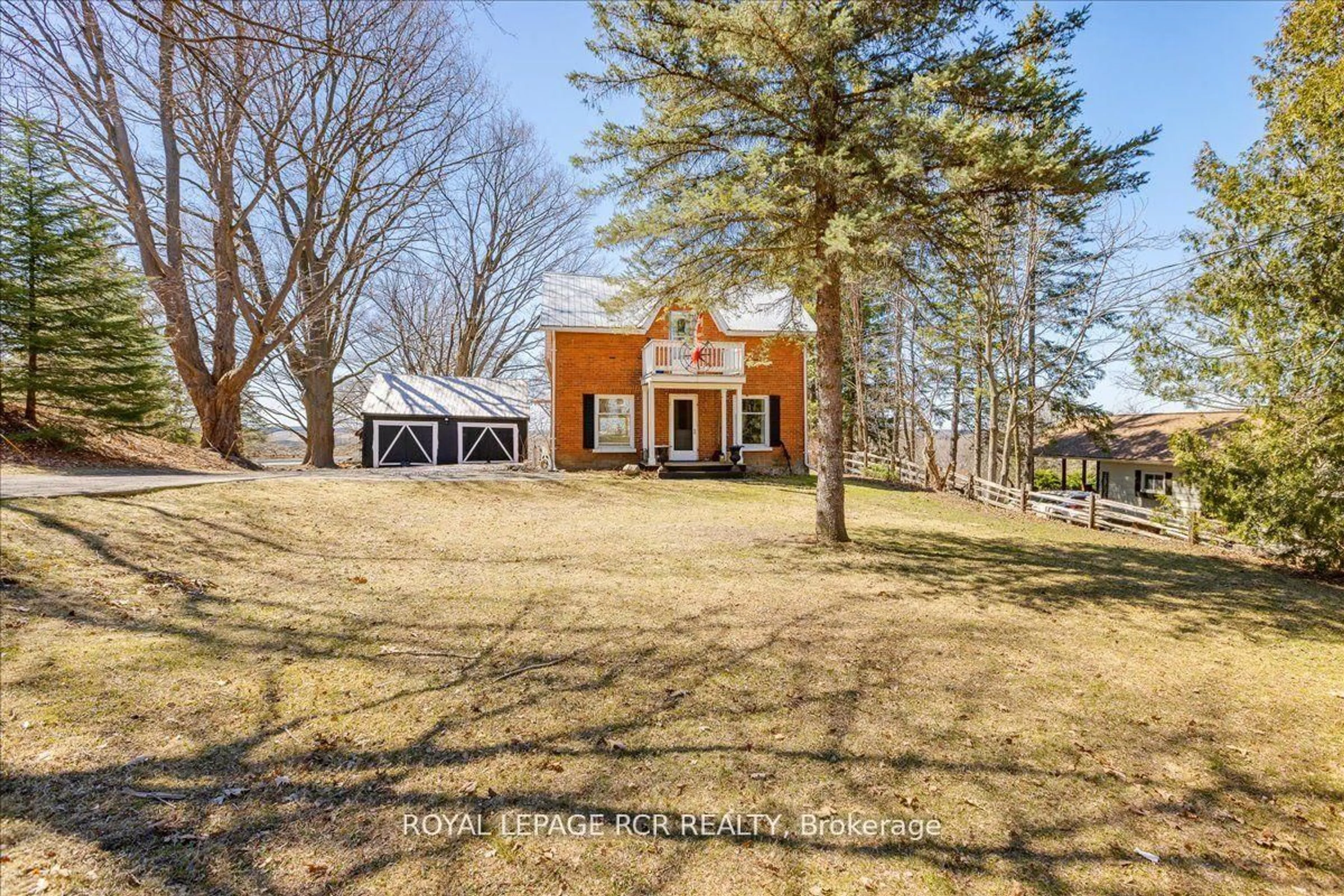 A pic from outside/outdoor area/front of a property/back of a property/a pic from drone, street for 19052 Centre St, East Gwillimbury Ontario L0G 1M0