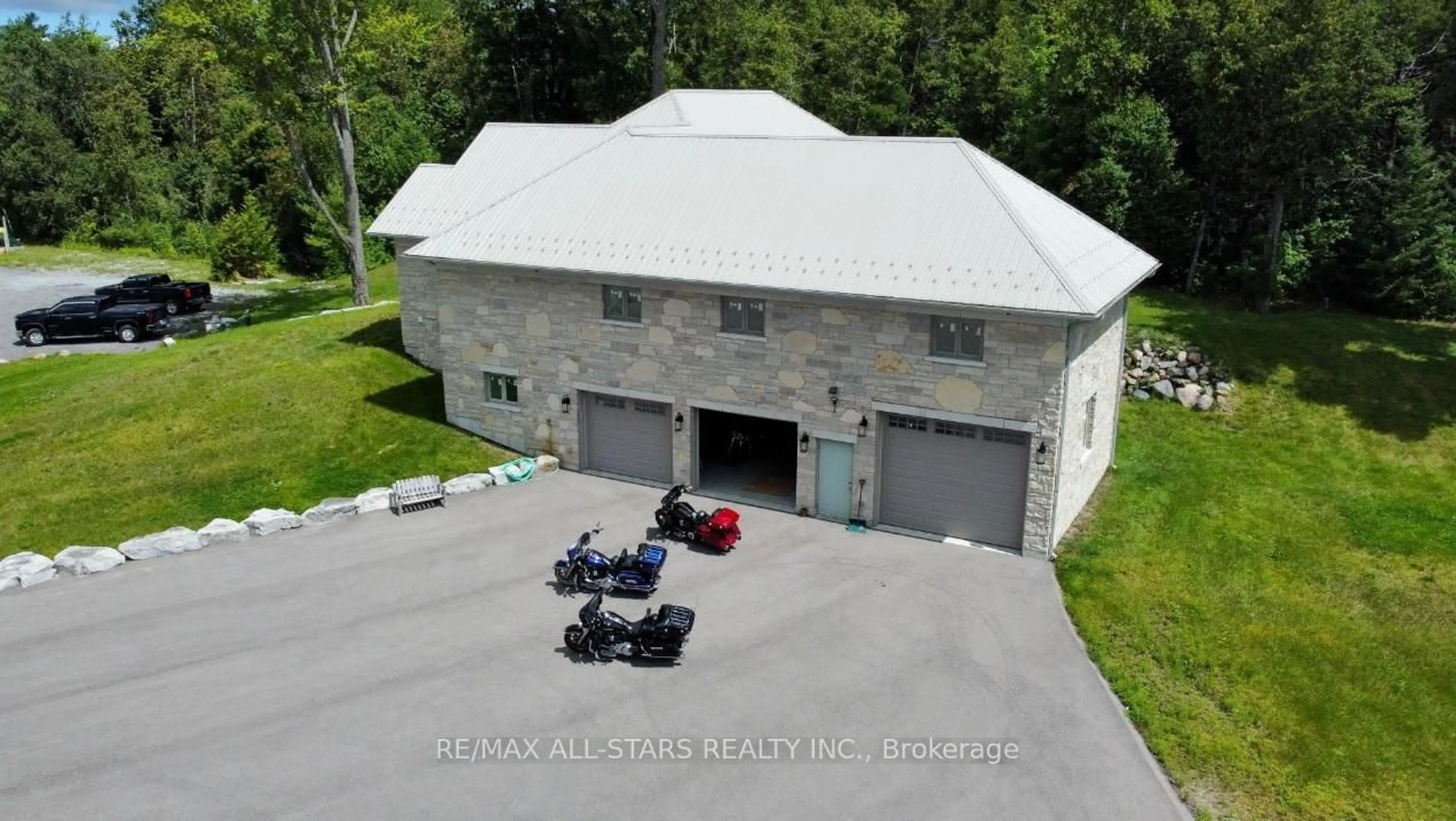 A pic from outside/outdoor area/front of a property/back of a property/a pic from drone, building for 349 Zephyr Rd, Uxbridge Ontario L0C 1C0