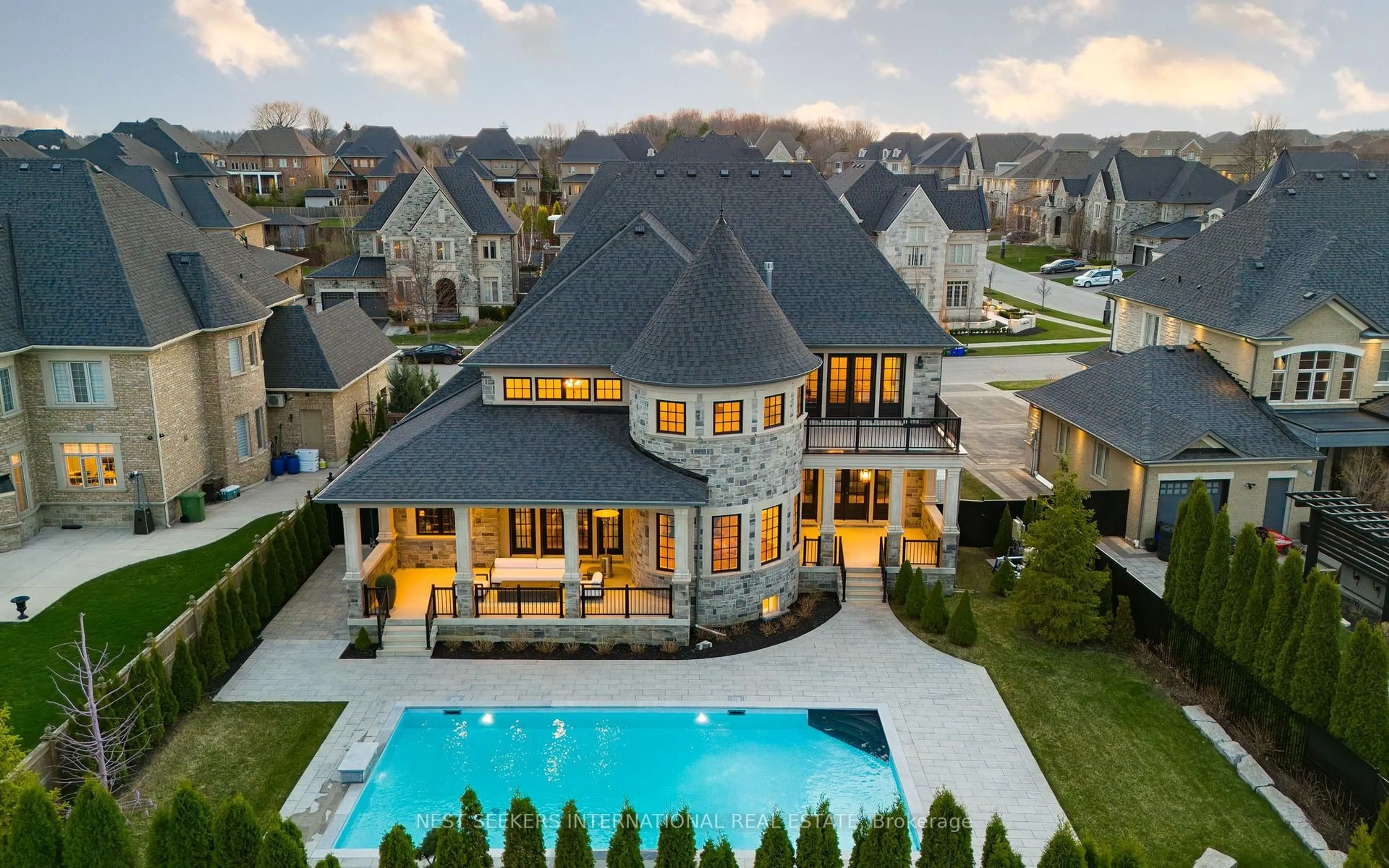 A pic from outside/outdoor area/front of a property/back of a property/a pic from drone, unknown for 53 Skyline Tr, King Ontario L7B 1N1
