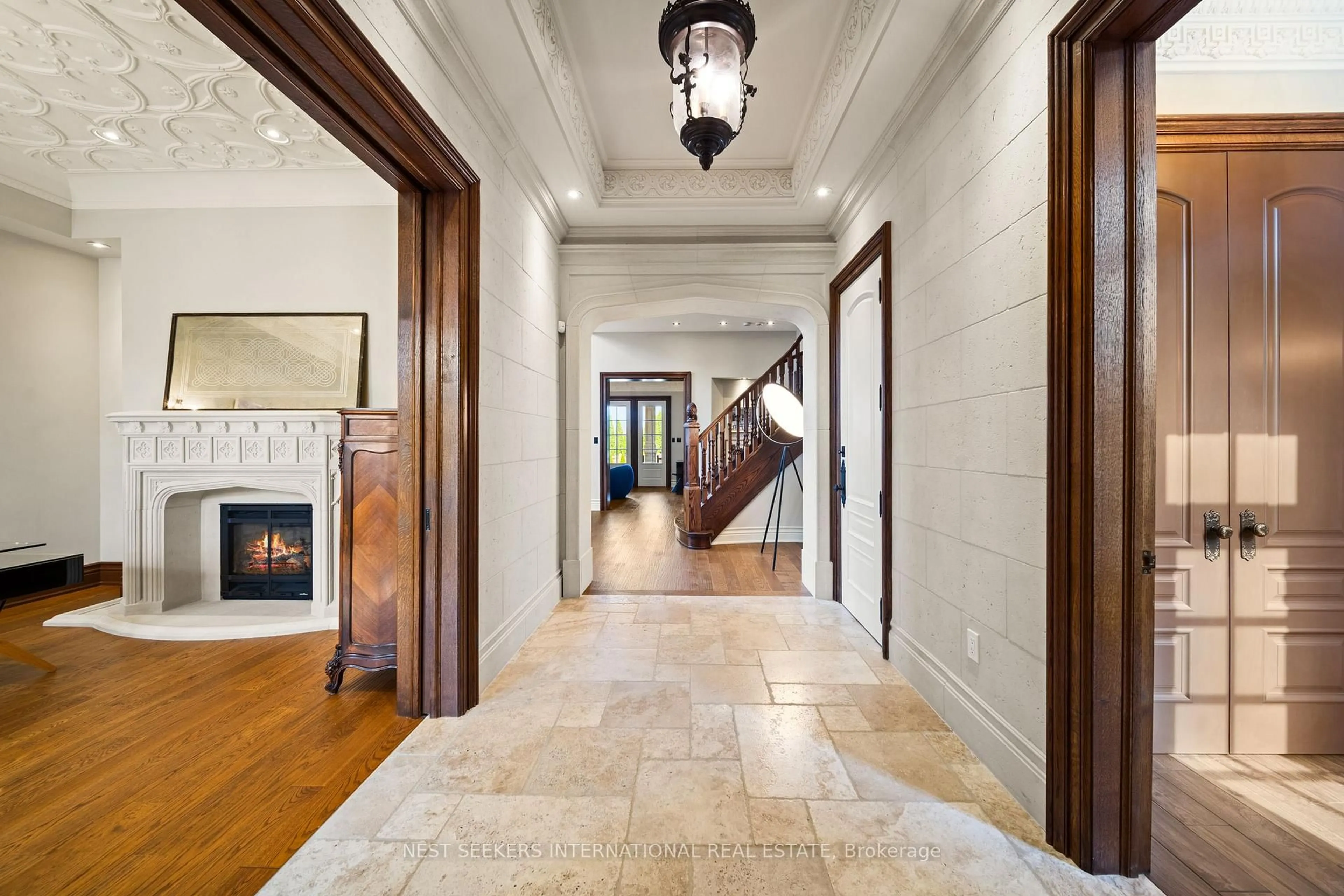 Indoor foyer for 53 Skyline Tr, King Ontario L7B 1N1