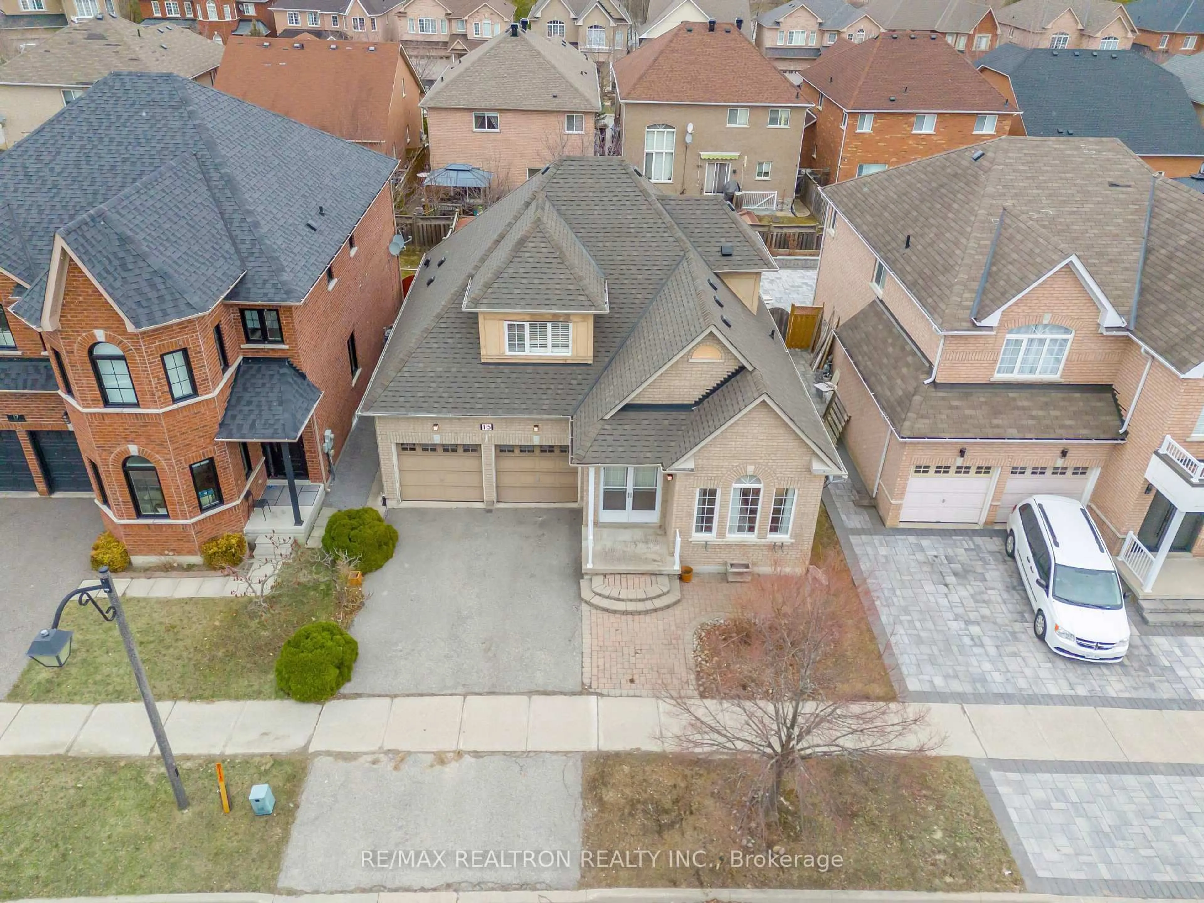 A pic from outside/outdoor area/front of a property/back of a property/a pic from drone, street for 15 Chancery Rd, Markham Ontario L6E 1T7
