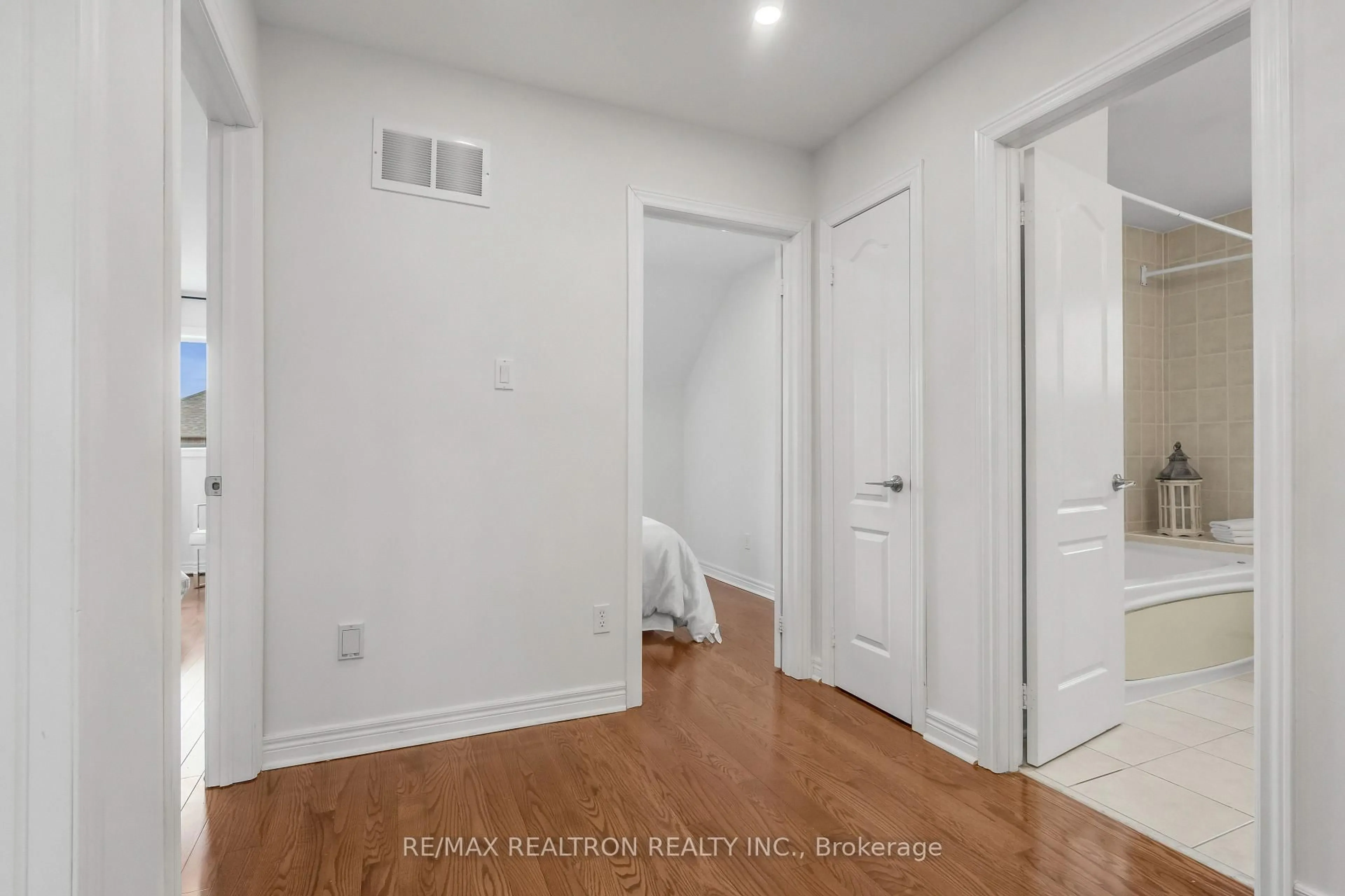 Indoor entryway for 15 Chancery Rd, Markham Ontario L6E 1T7