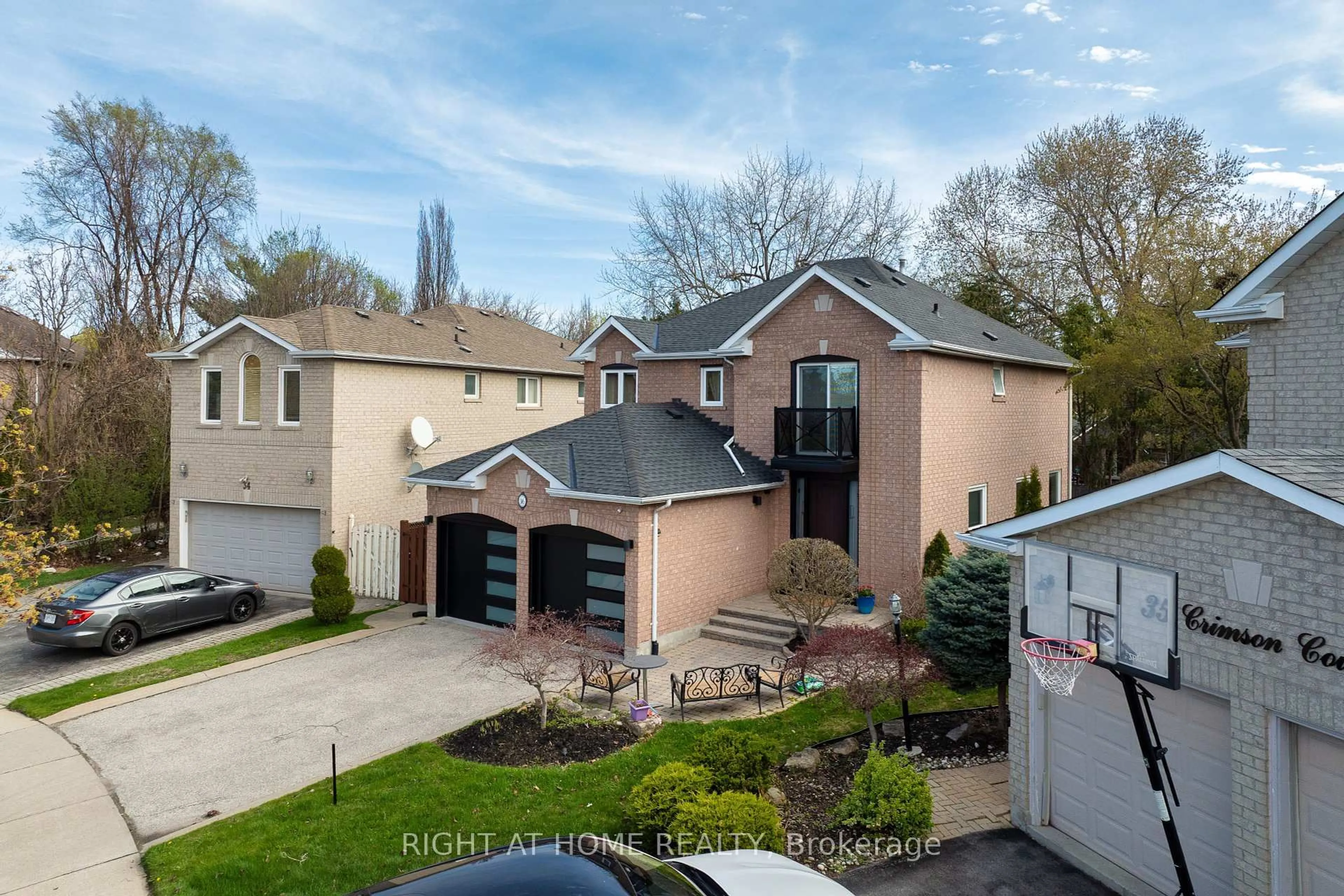 A pic from outside/outdoor area/front of a property/back of a property/a pic from drone, street for 36 Crimson Crt, Richmond Hill Ontario L4C 0J5