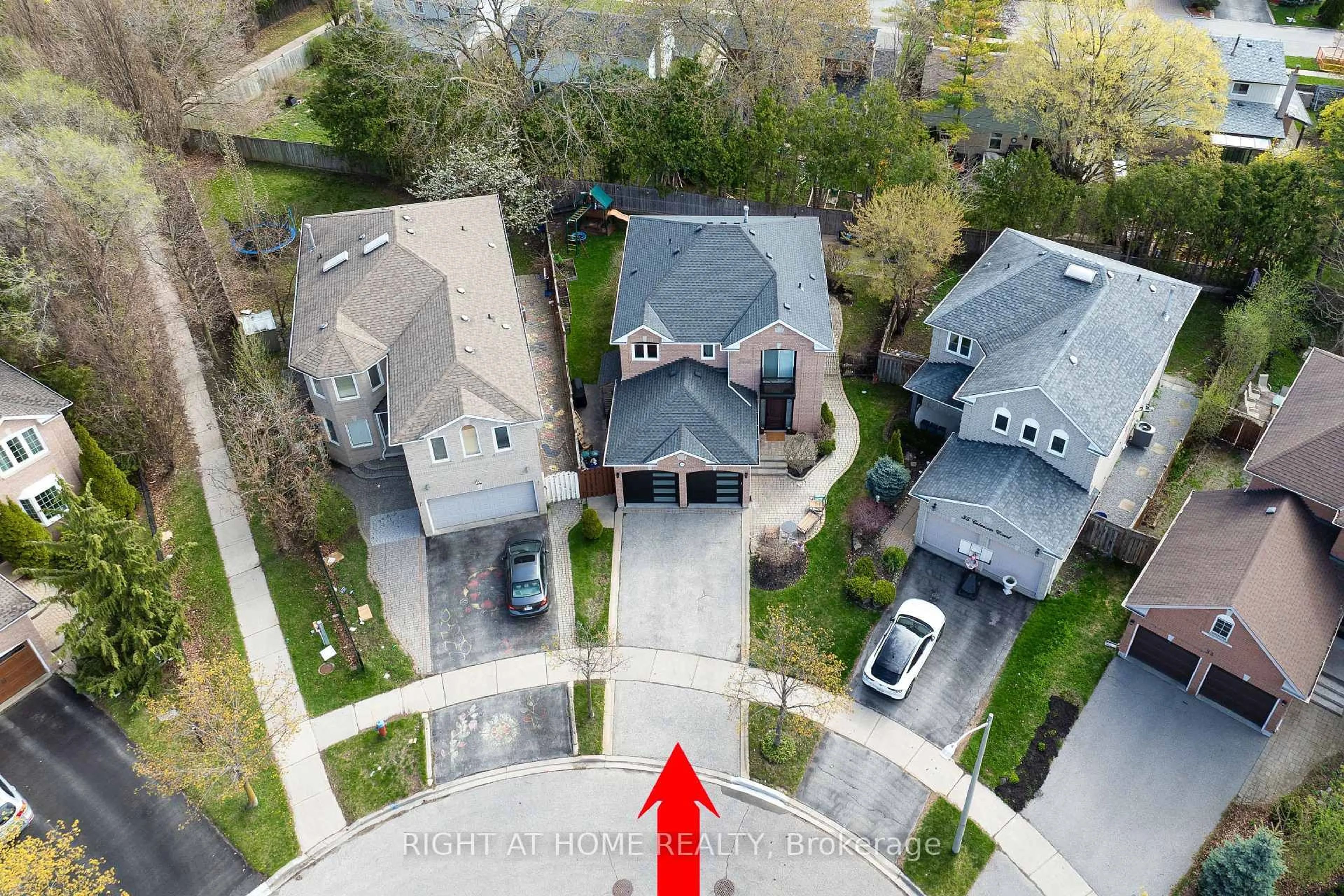 A pic from outside/outdoor area/front of a property/back of a property/a pic from drone, street for 36 Crimson Crt, Richmond Hill Ontario L4C 0J5