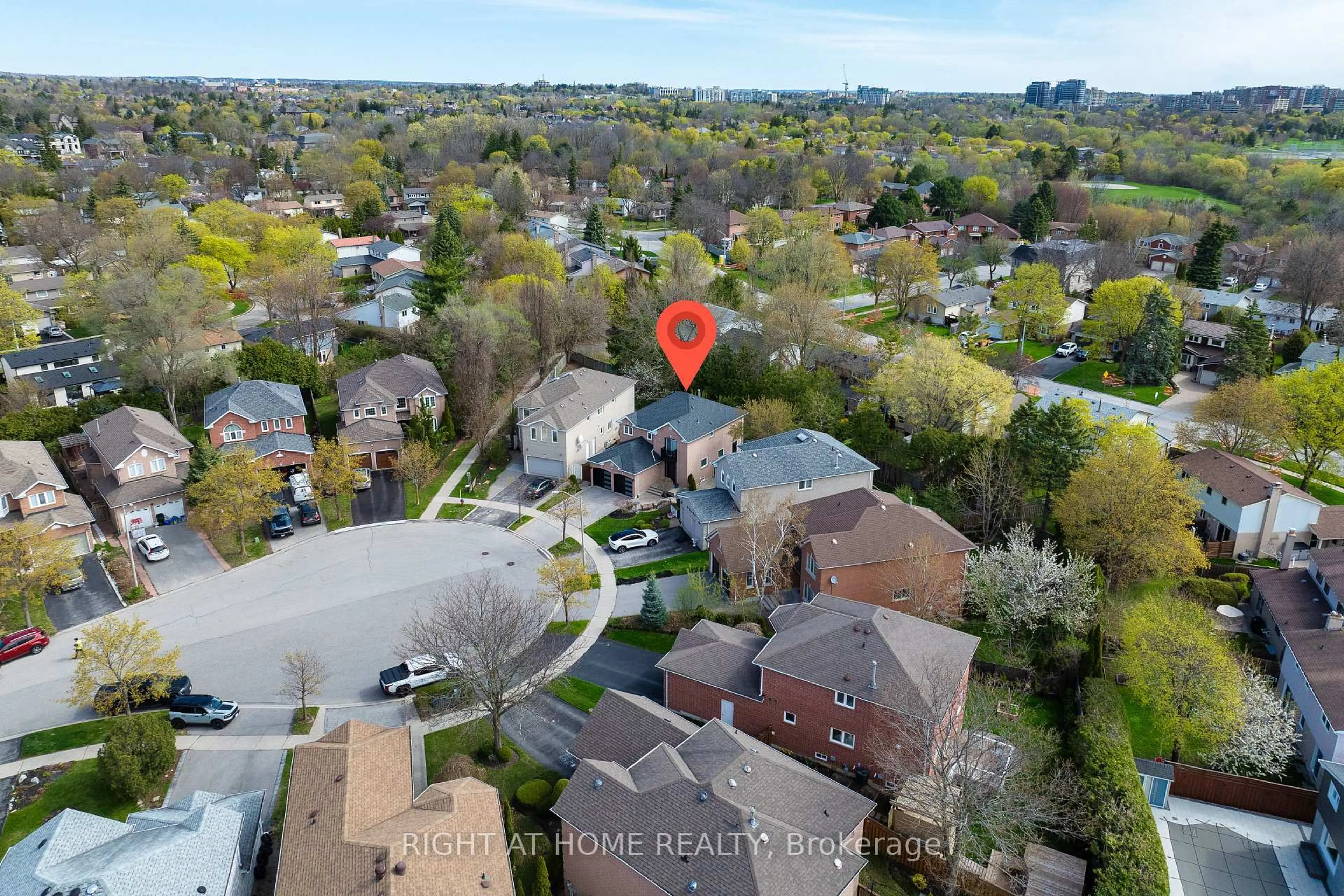 A pic from outside/outdoor area/front of a property/back of a property/a pic from drone, street for 36 Crimson Crt, Richmond Hill Ontario L4C 0J5