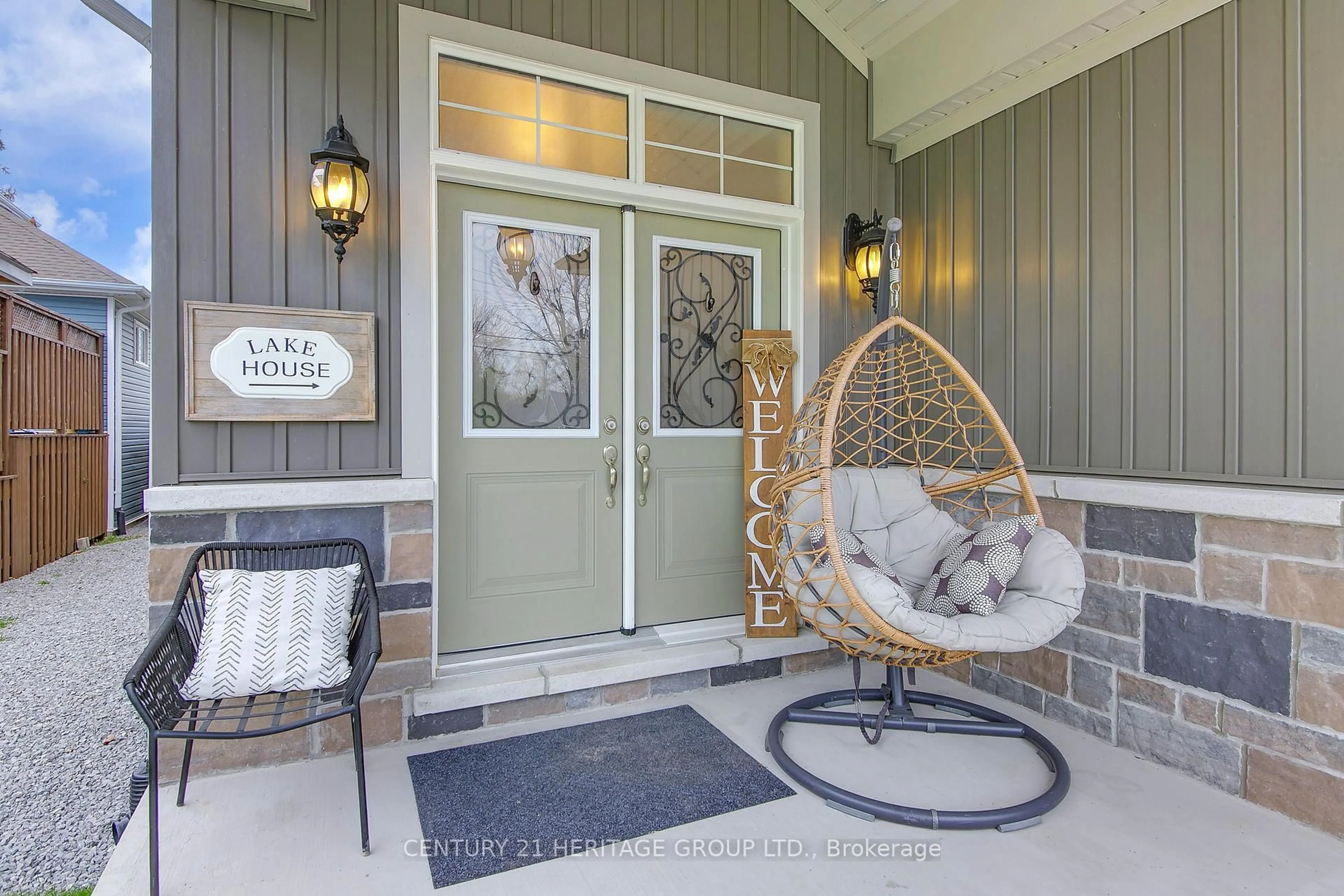Indoor entryway for 807A Montsell Ave, Georgina Ontario L0E 1S0