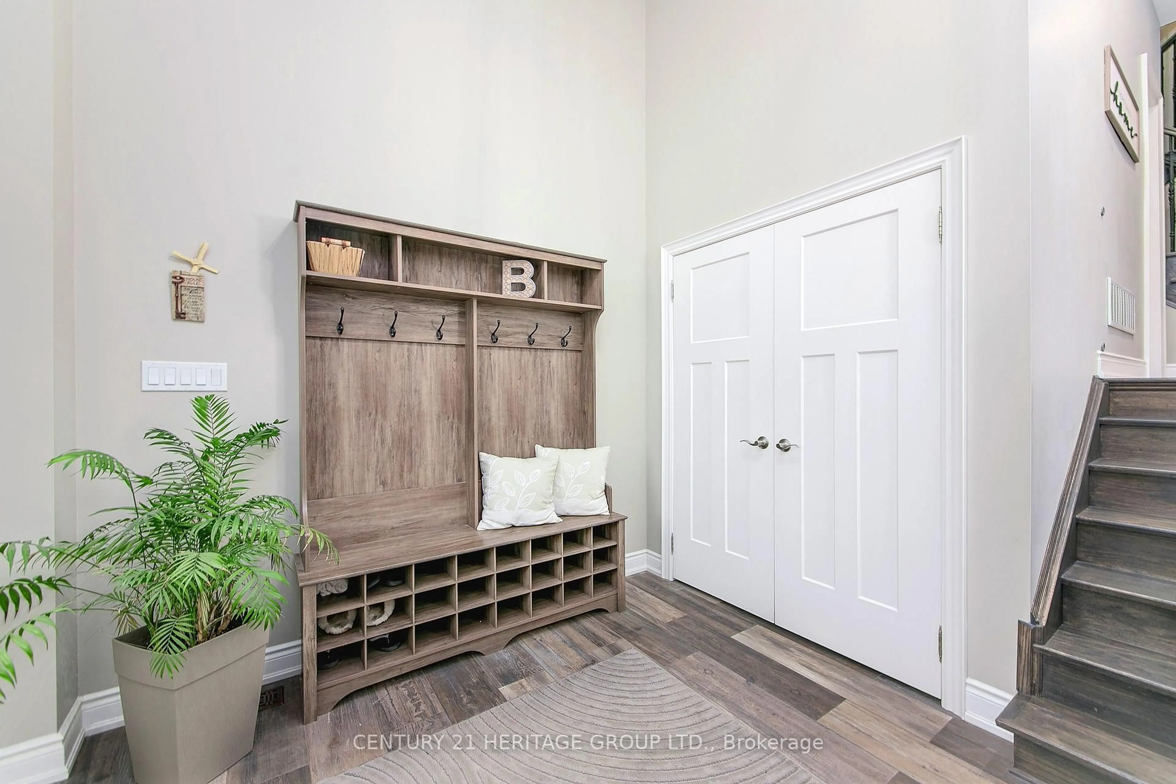 Indoor entryway for 807A Montsell Ave, Georgina Ontario L0E 1S0