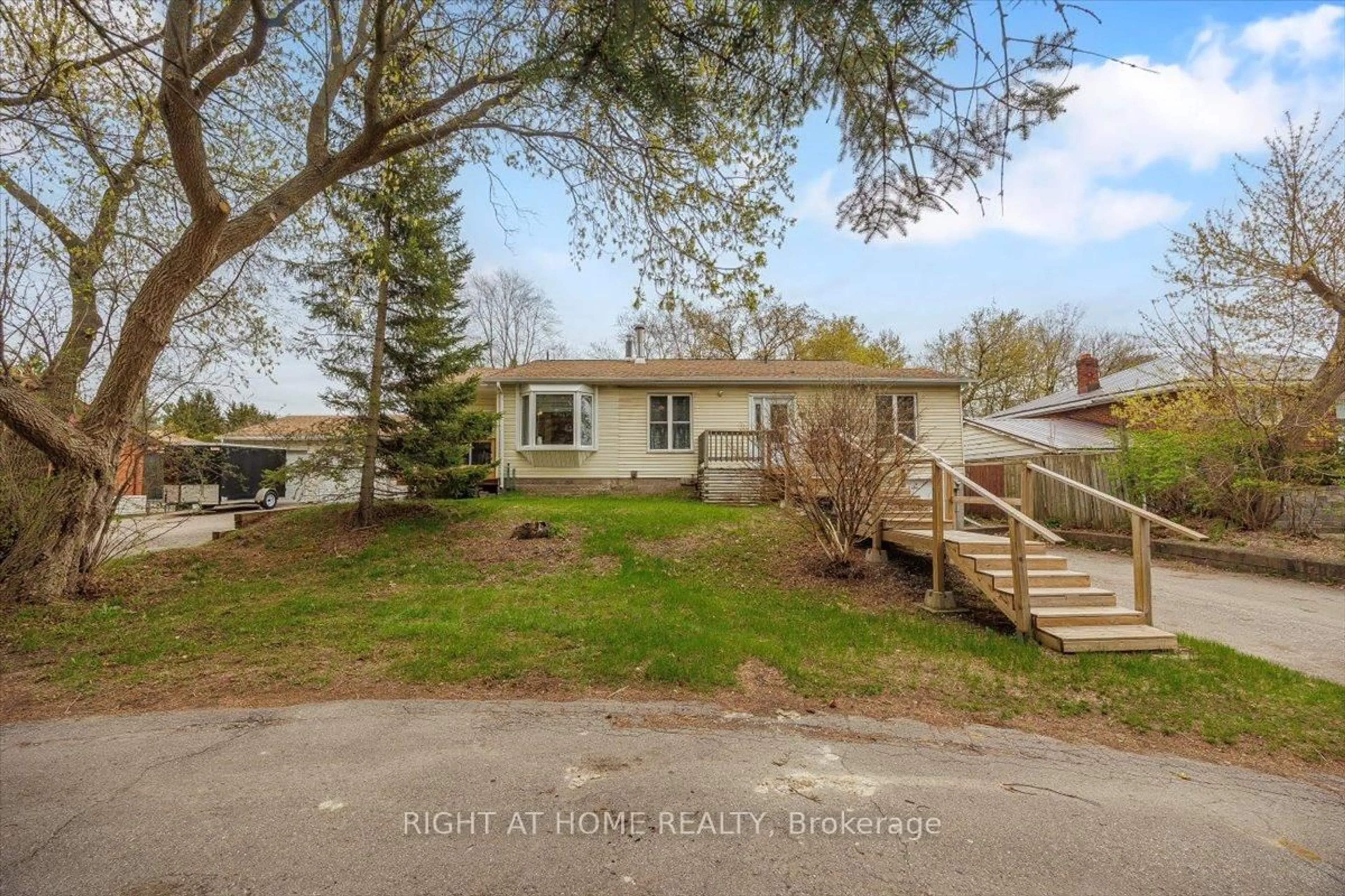 A pic from outside/outdoor area/front of a property/back of a property/a pic from drone, water/lake/river/ocean view for 19943 Bathurst St, East Gwillimbury Ontario L9N 1N3