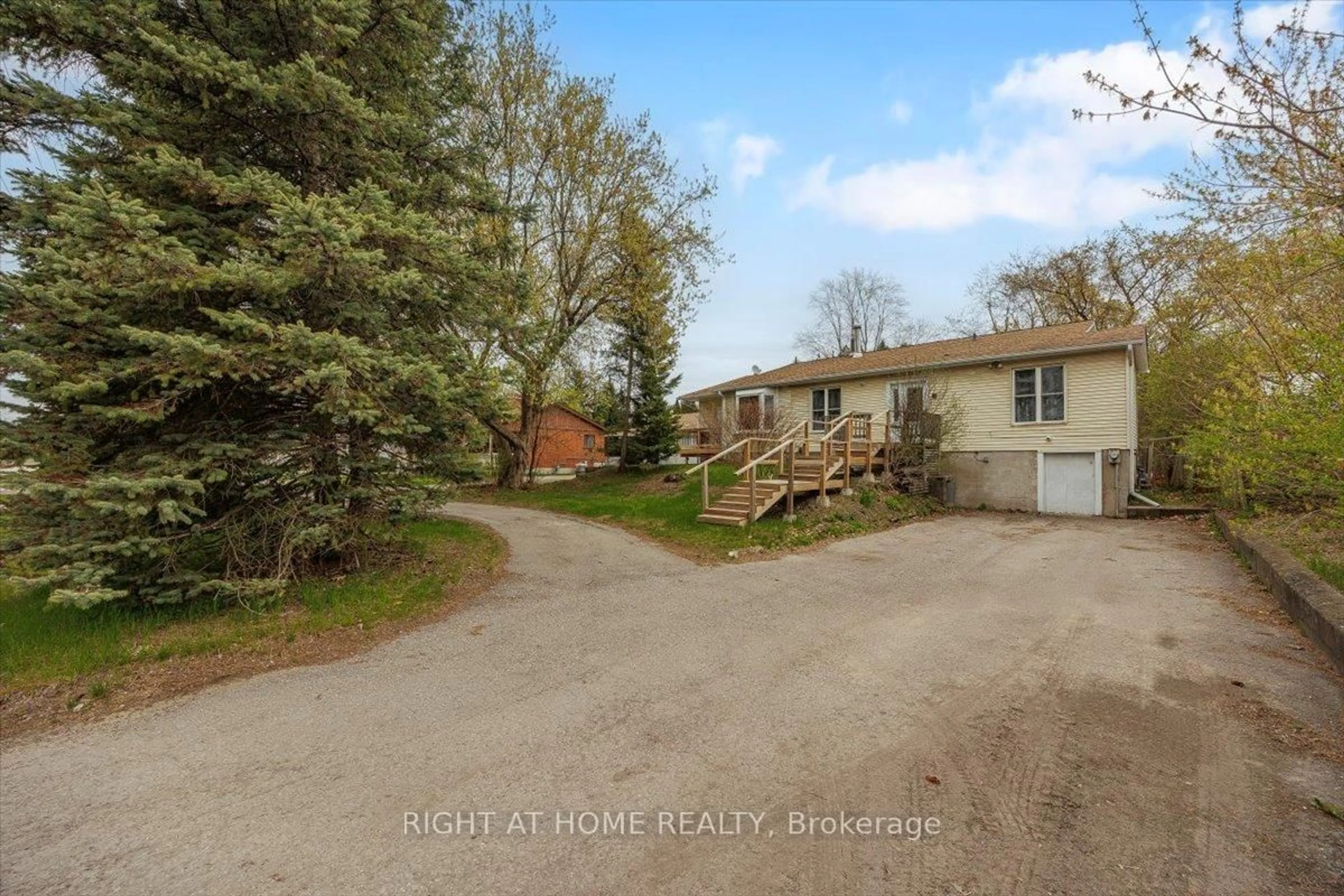 A pic from outside/outdoor area/front of a property/back of a property/a pic from drone, street for 19943 Bathurst St, East Gwillimbury Ontario L9N 1N3
