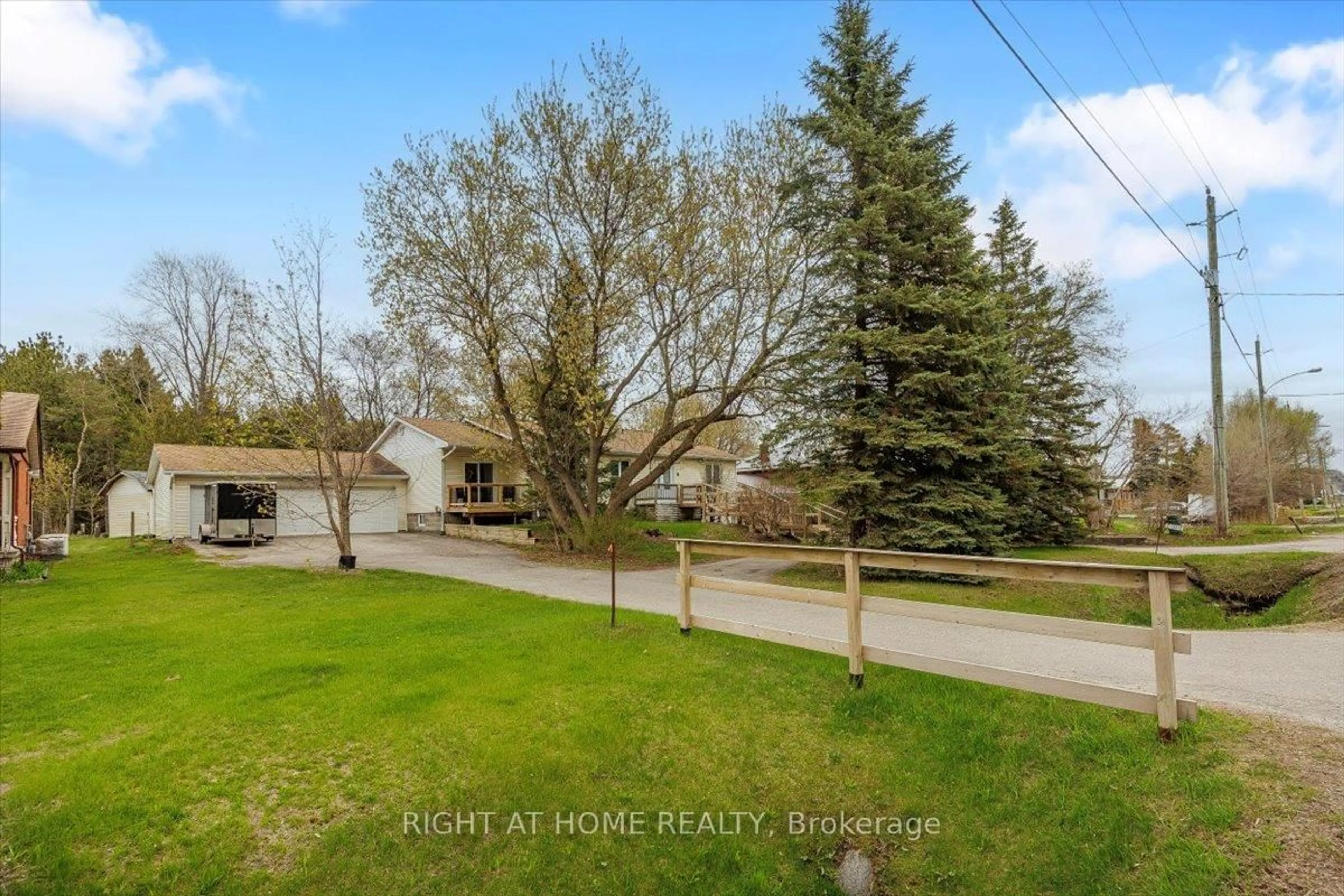 A pic from outside/outdoor area/front of a property/back of a property/a pic from drone, street for 19943 Bathurst St, East Gwillimbury Ontario L9N 1N3