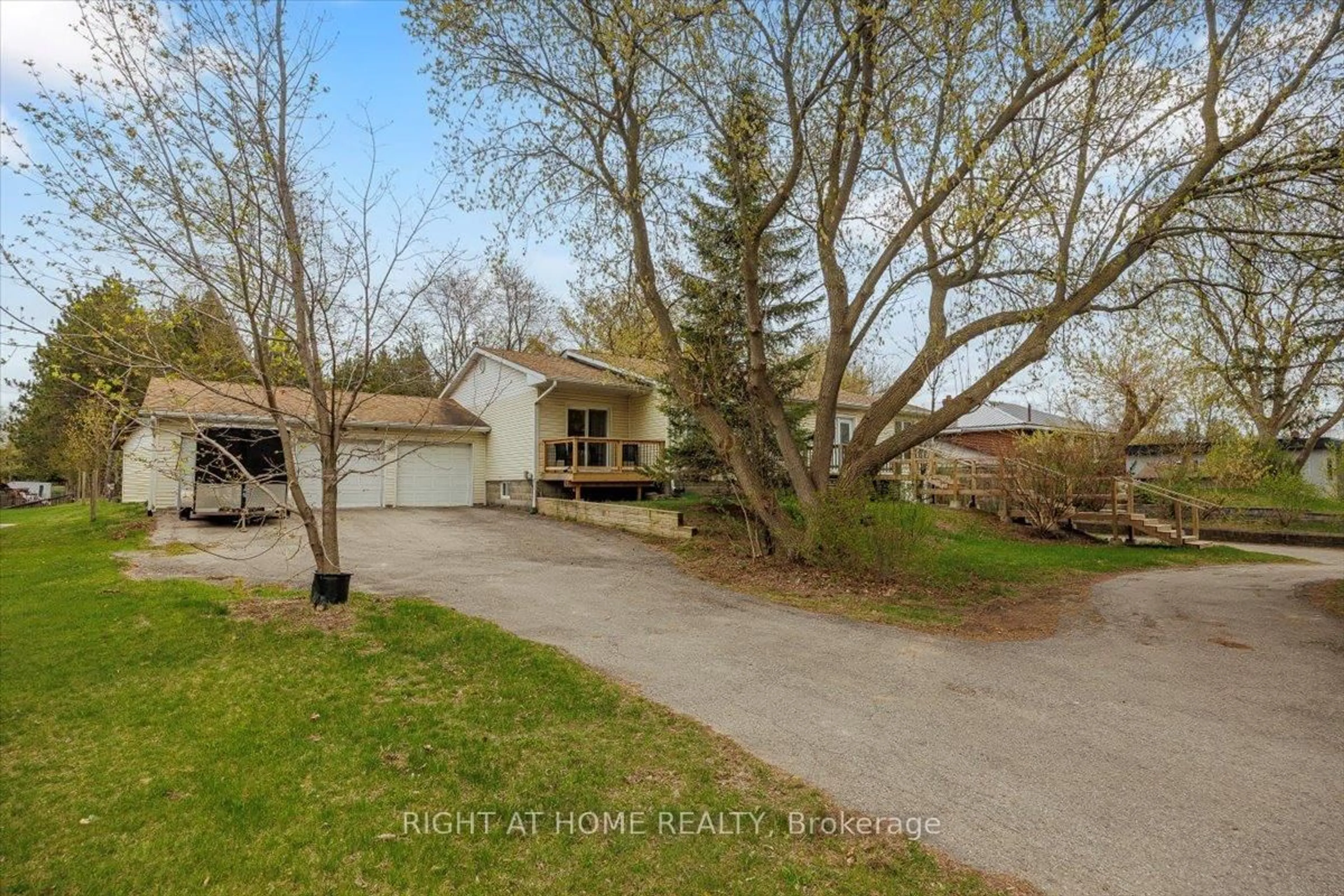 A pic from outside/outdoor area/front of a property/back of a property/a pic from drone, water/lake/river/ocean view for 19943 Bathurst St, East Gwillimbury Ontario L9N 1N3