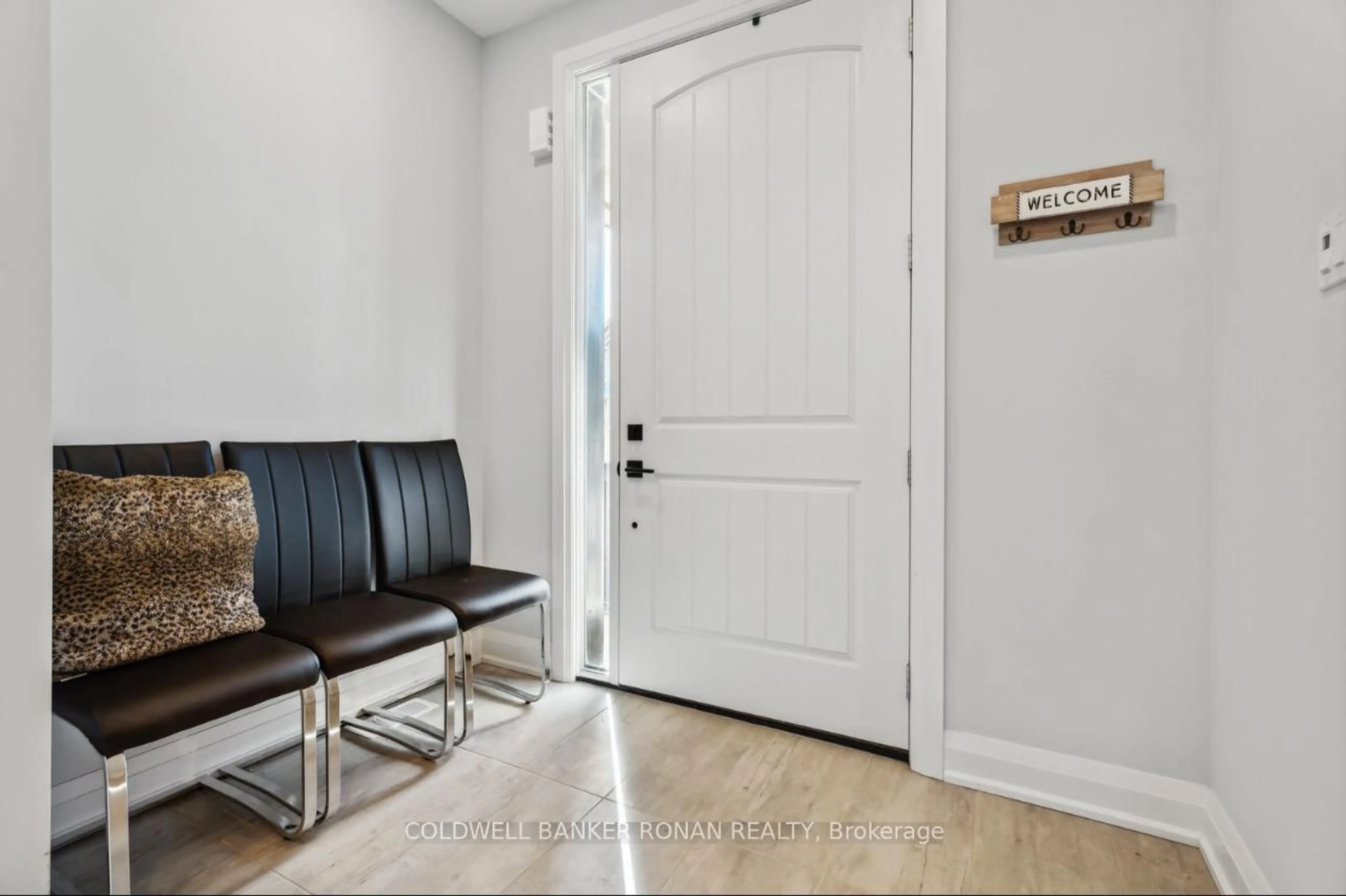 Indoor entryway for 22 Kiernan Cres, New Tecumseth Ontario L9R 0V3