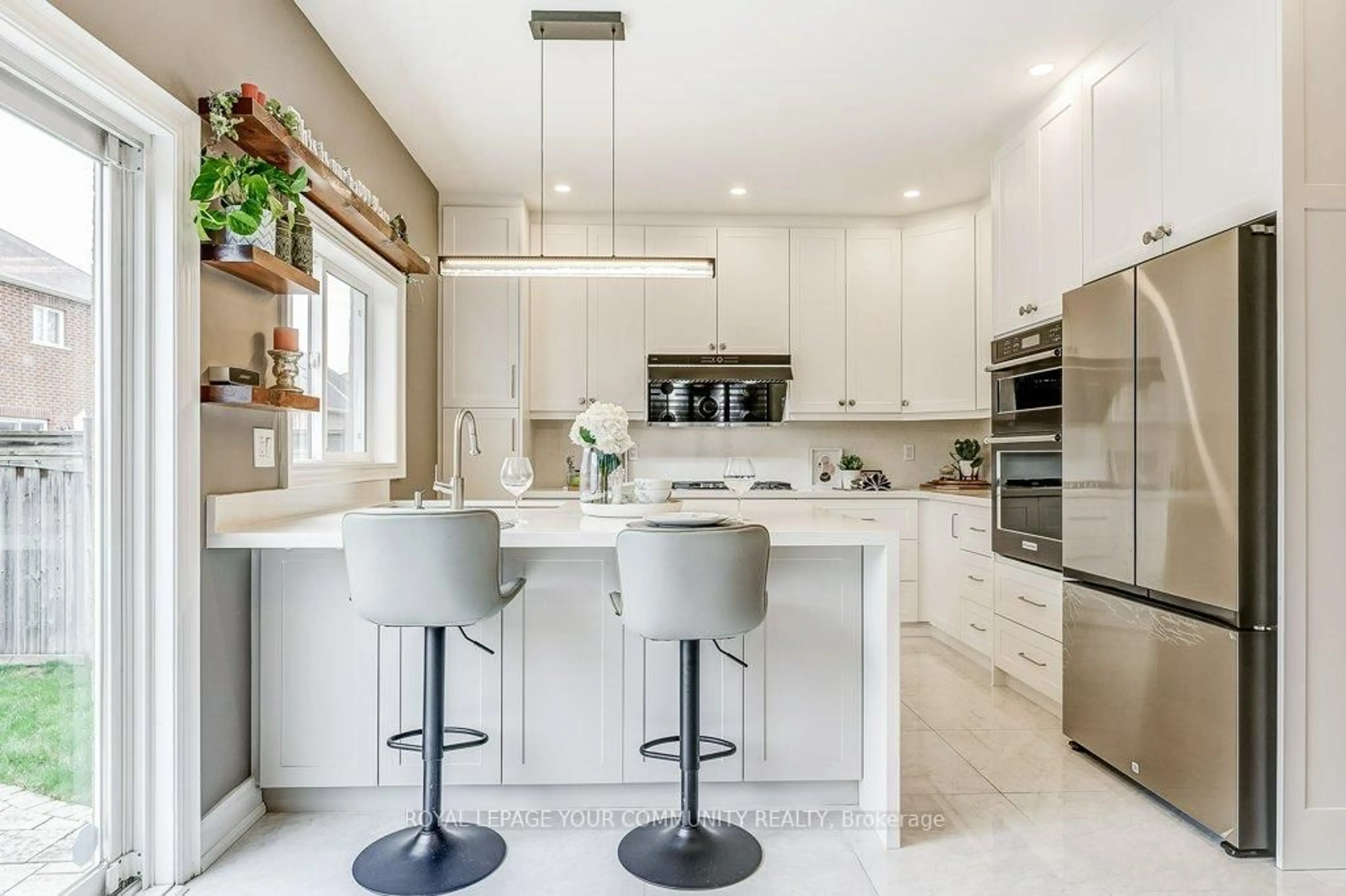 Contemporary kitchen, ceramic/tile floor for 67 Pondmede Cres, Whitchurch-Stouffville Ontario L4A 0E3