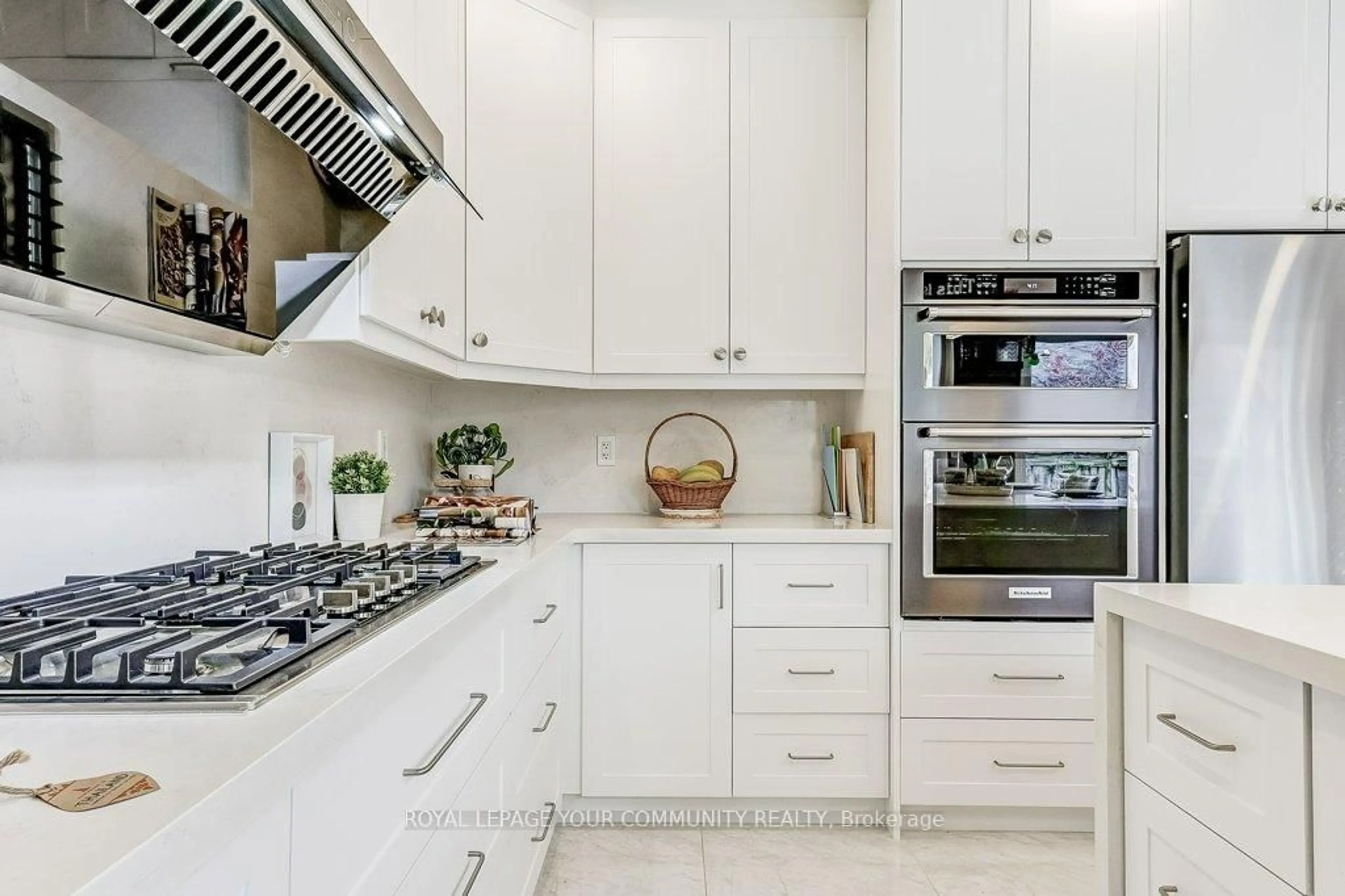 Contemporary kitchen, ceramic/tile floor for 67 Pondmede Cres, Whitchurch-Stouffville Ontario L4A 0E3