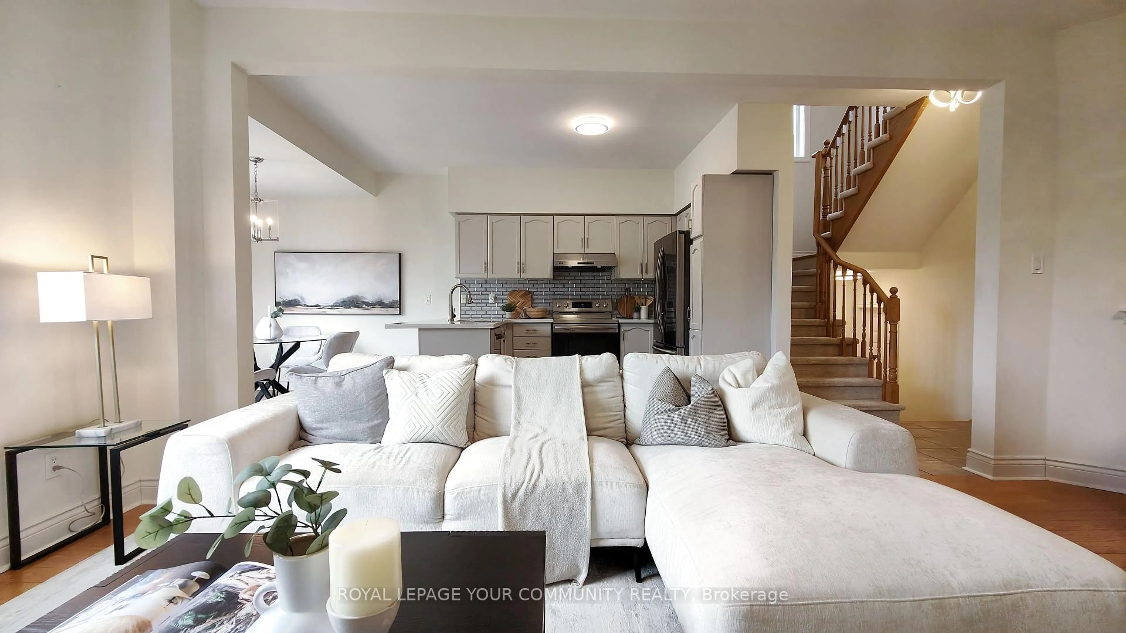 Living room with furniture, unknown for 550 Greig Circ, Newmarket Ontario L3Y 8S6