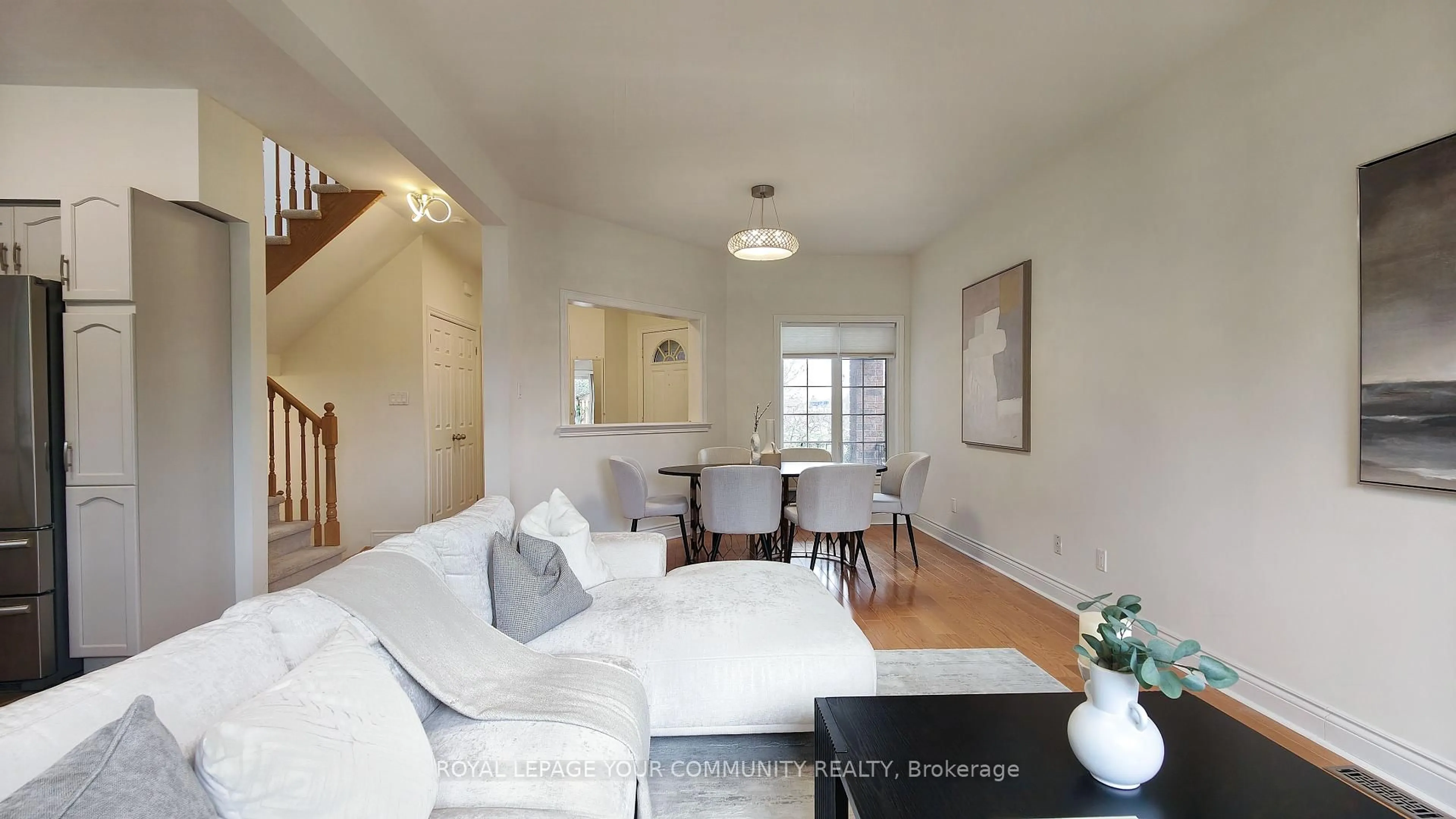 Living room with furniture, unknown for 550 Greig Circ, Newmarket Ontario L3Y 8S6