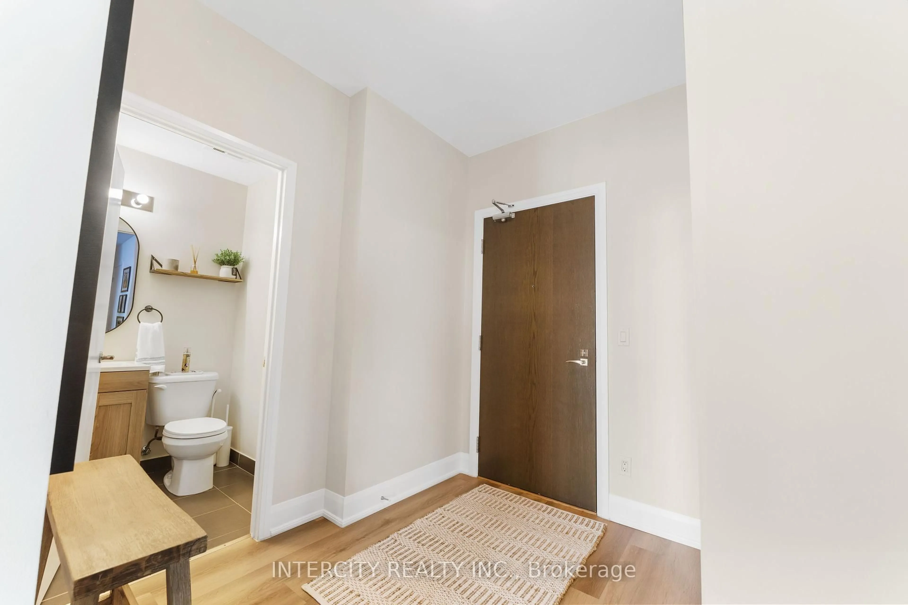 A pic of a room for 2900 Highway 7 N/A #810, Vaughan Ontario L4K 0G3