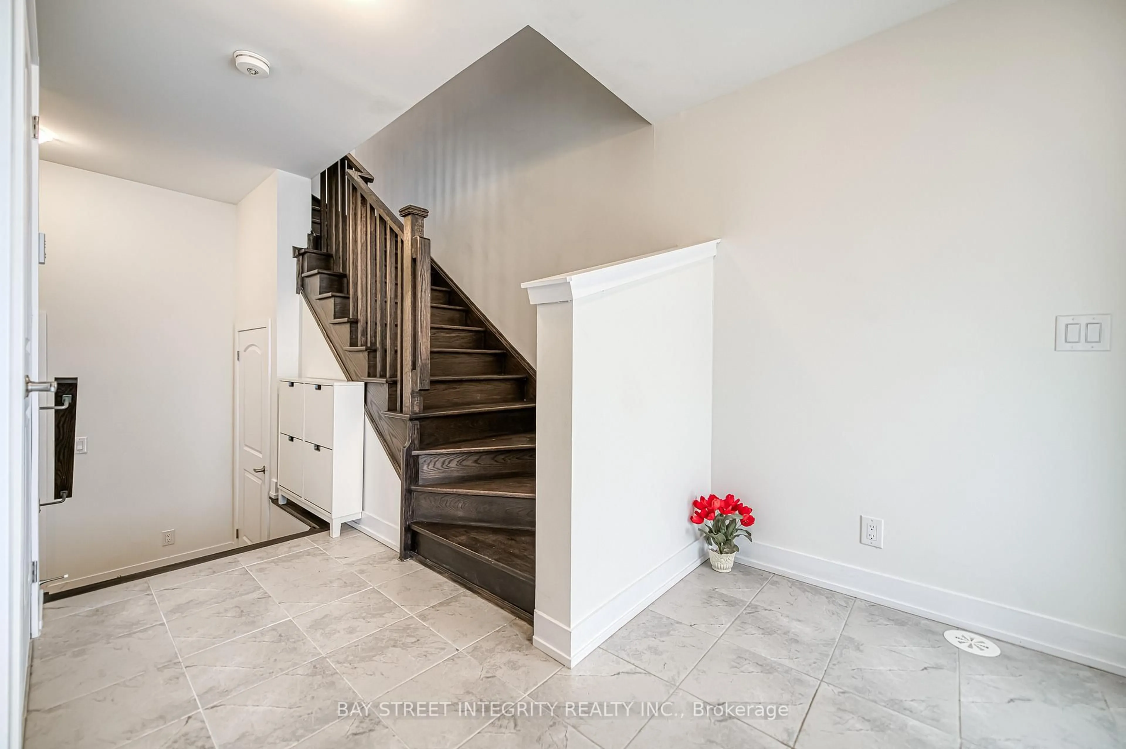 Indoor entryway for 94 Guardhouse Cres, Markham Ontario L6C 3J9