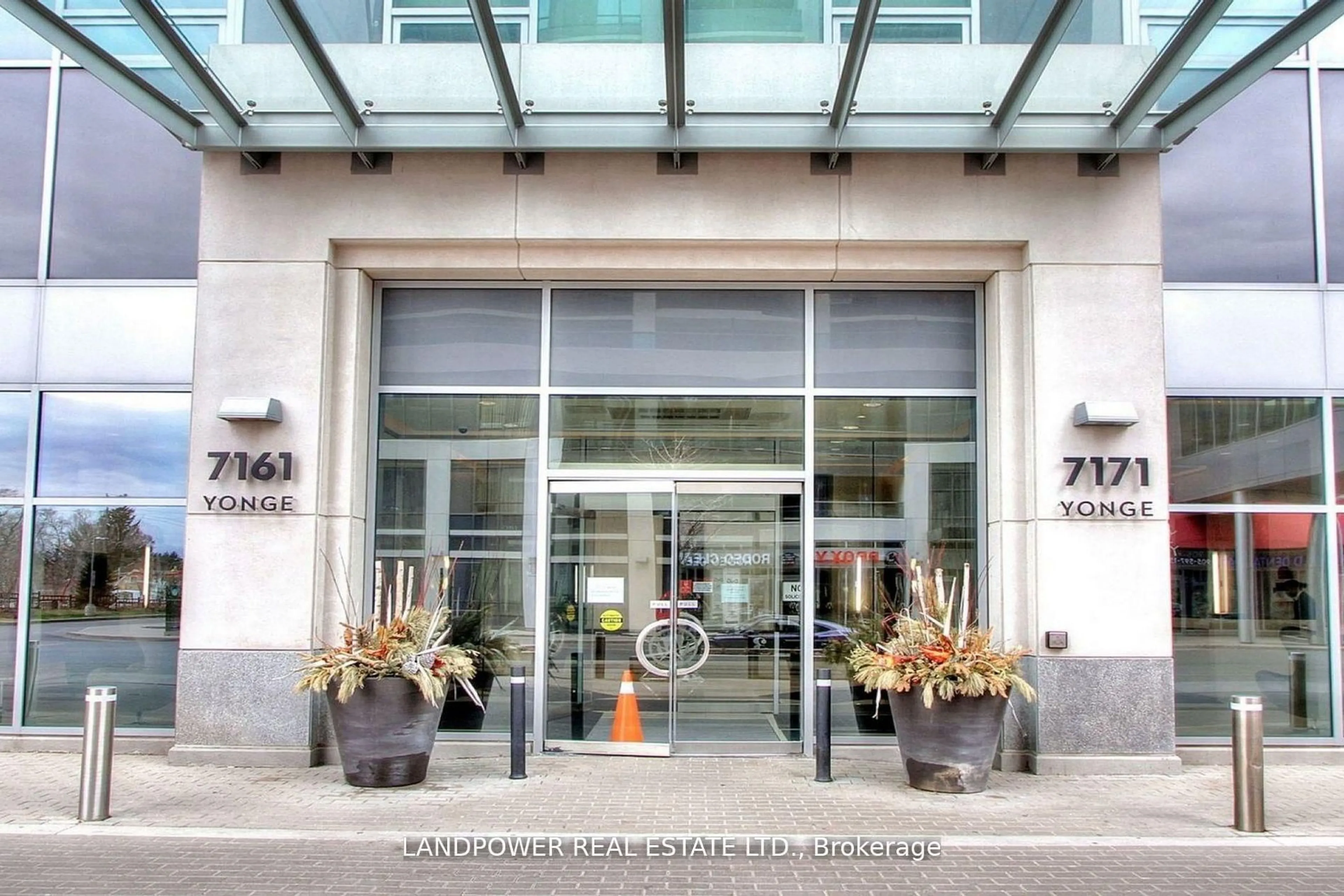 Indoor foyer for 7161 Yonge St #2633, Markham Ontario L3T 0C8