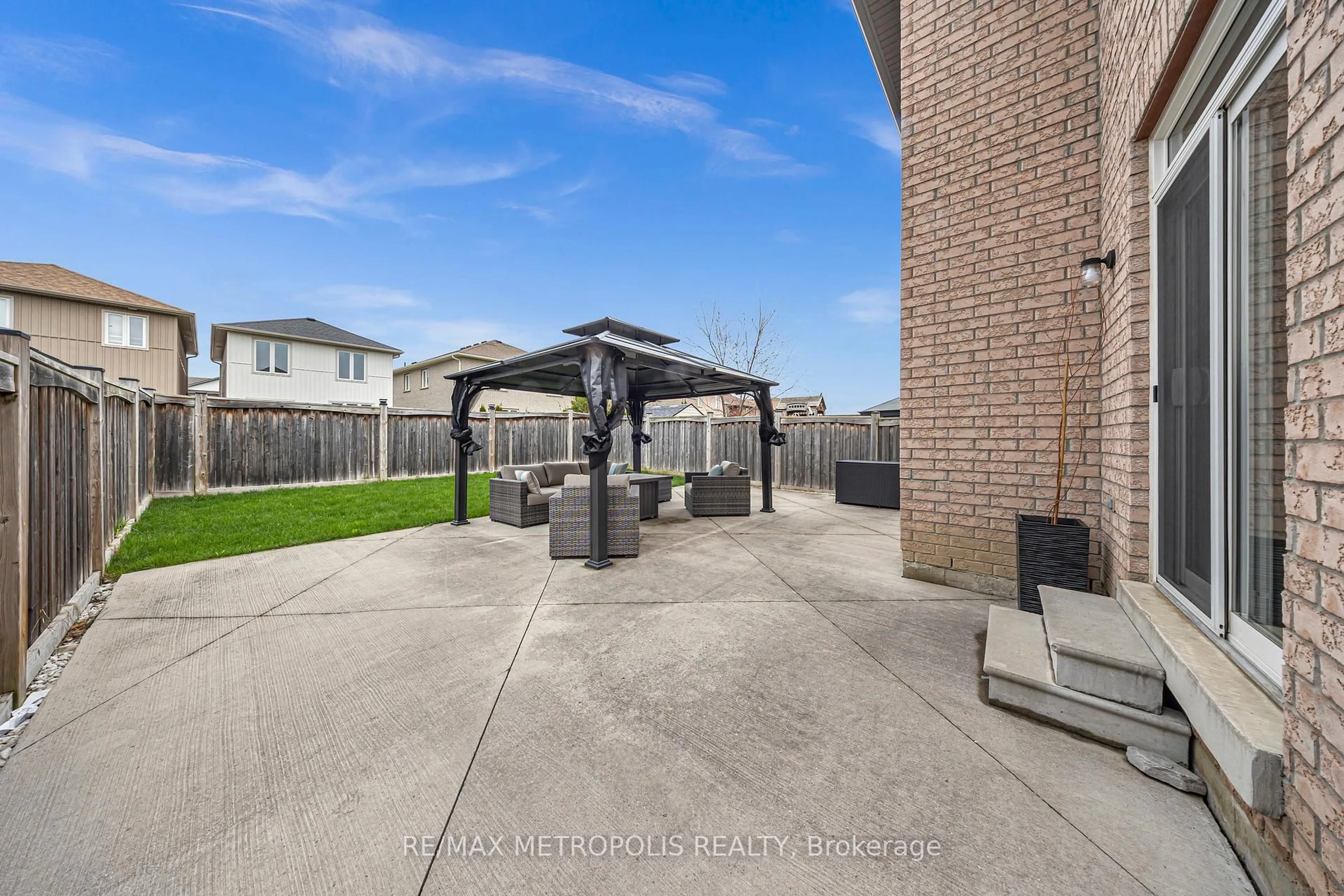 Patio, street for 31 Carter St, Bradford West Gwillimbury Ontario L3Z 0L5