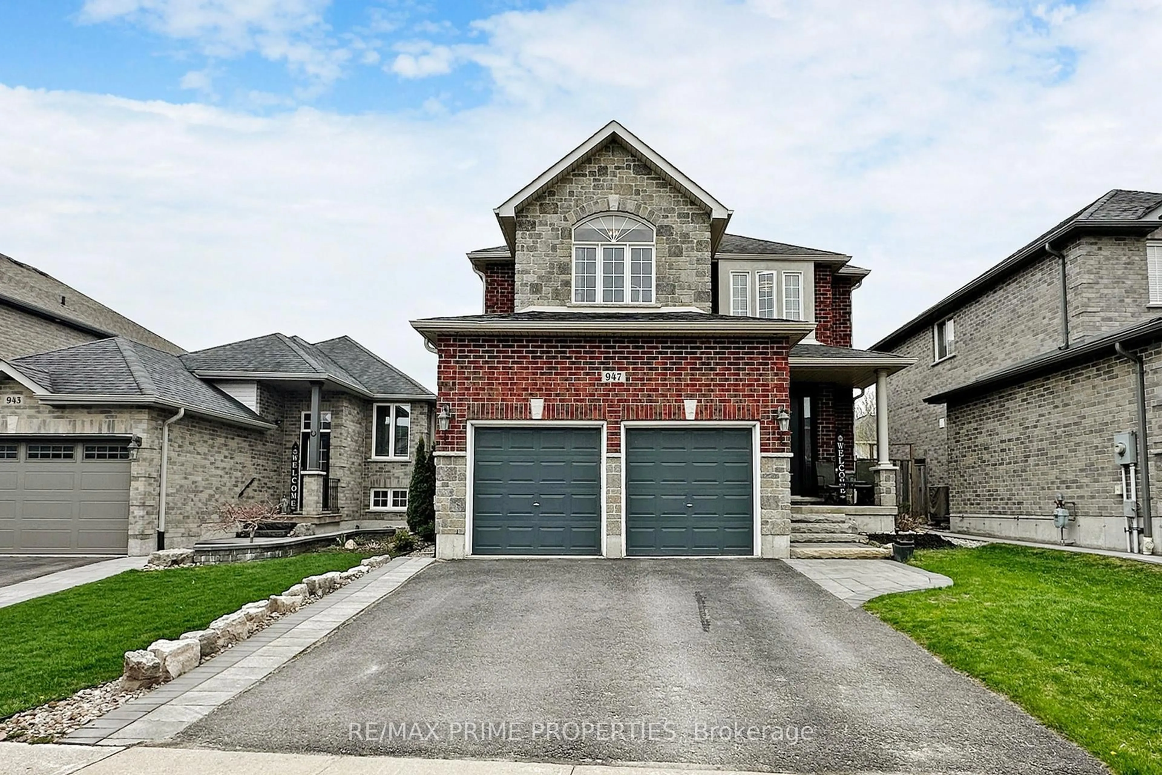 Home with brick exterior material, street for 947 Booth Ave, Innisfil Ontario L9S 0A5
