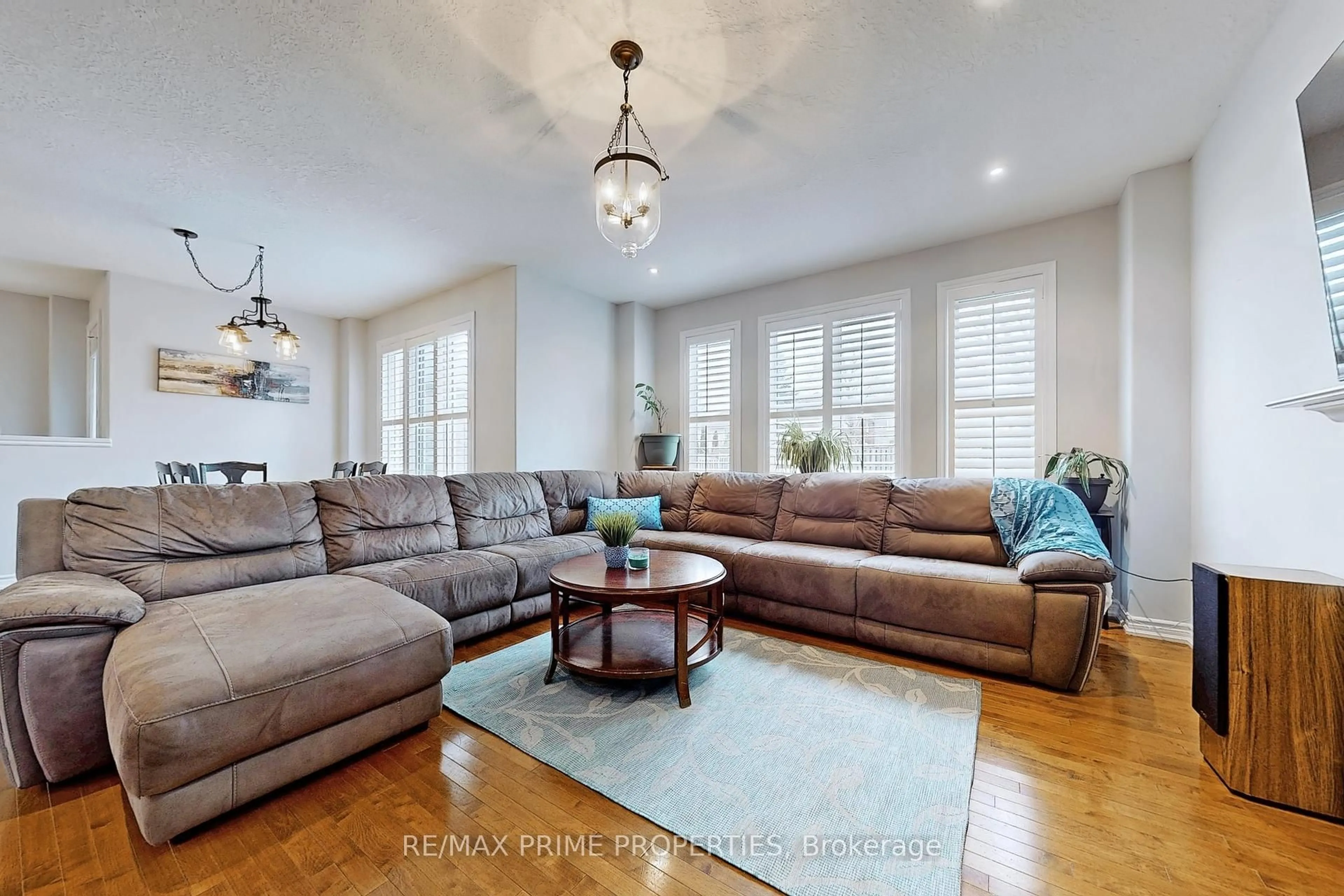 Living room with furniture, unknown for 947 Booth Ave, Innisfil Ontario L9S 0A5