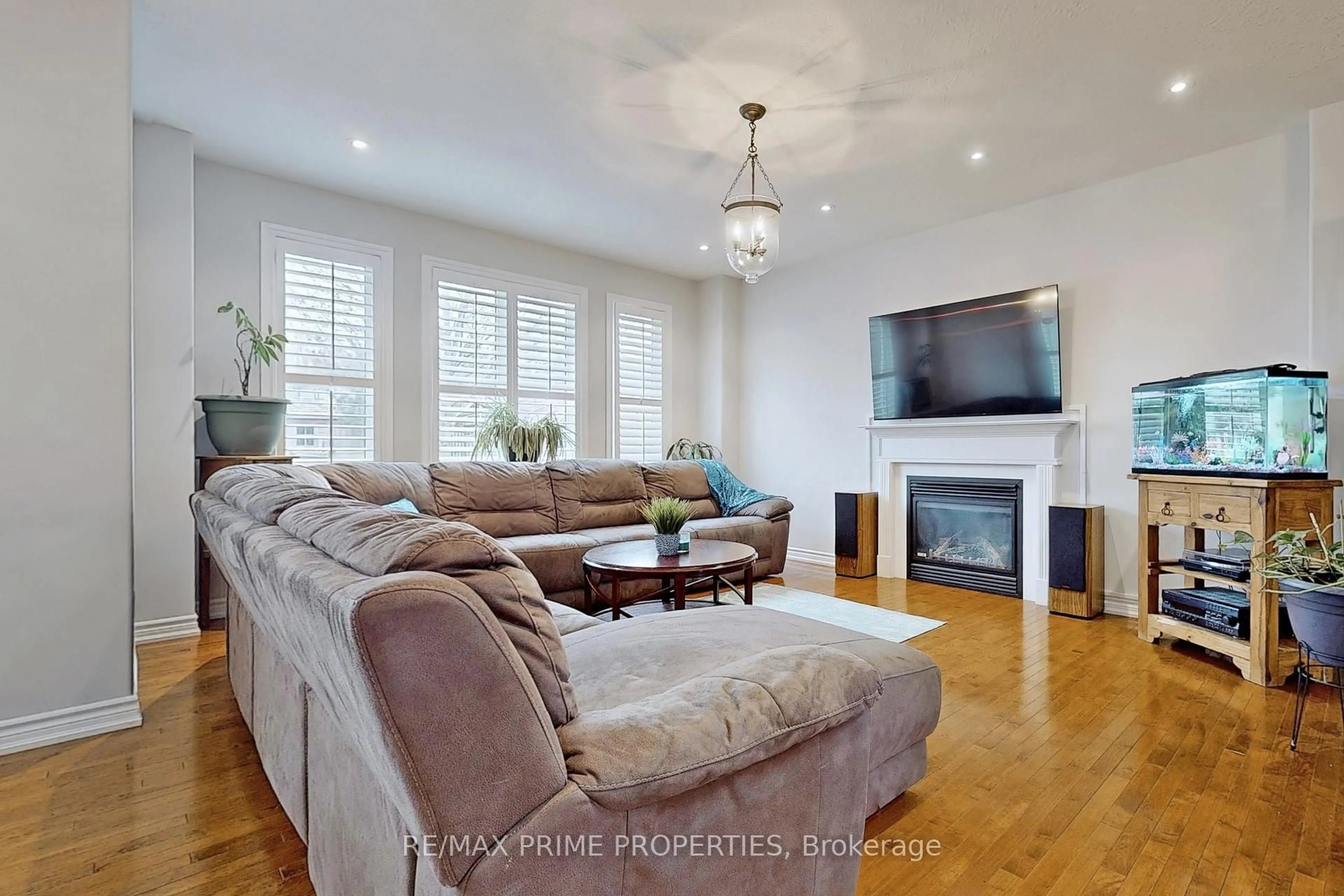 Living room with furniture, unknown for 947 Booth Ave, Innisfil Ontario L9S 0A5