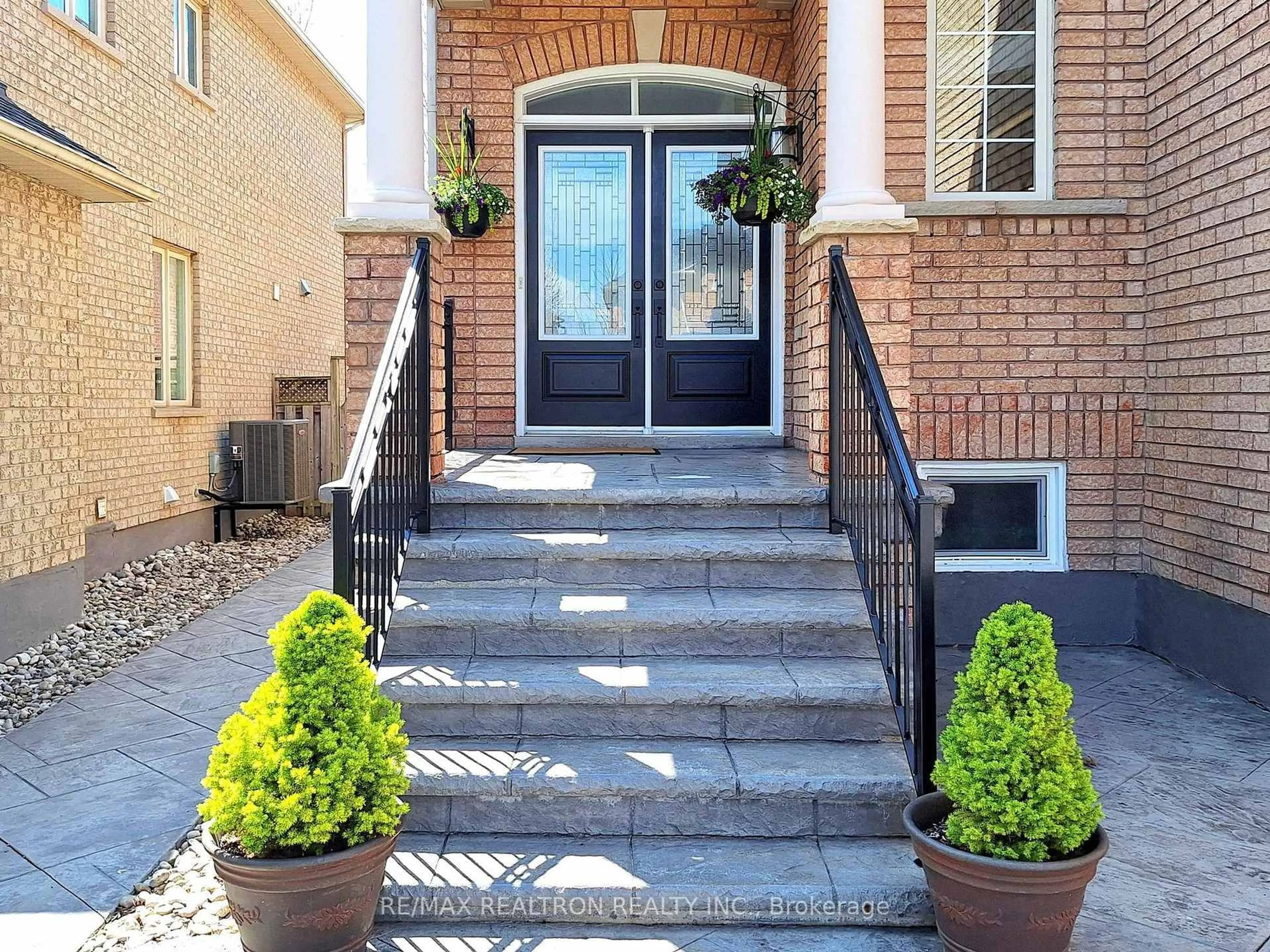 Indoor entryway for 12 Arden Valley St, Richmond Hill Ontario L4E 4J2