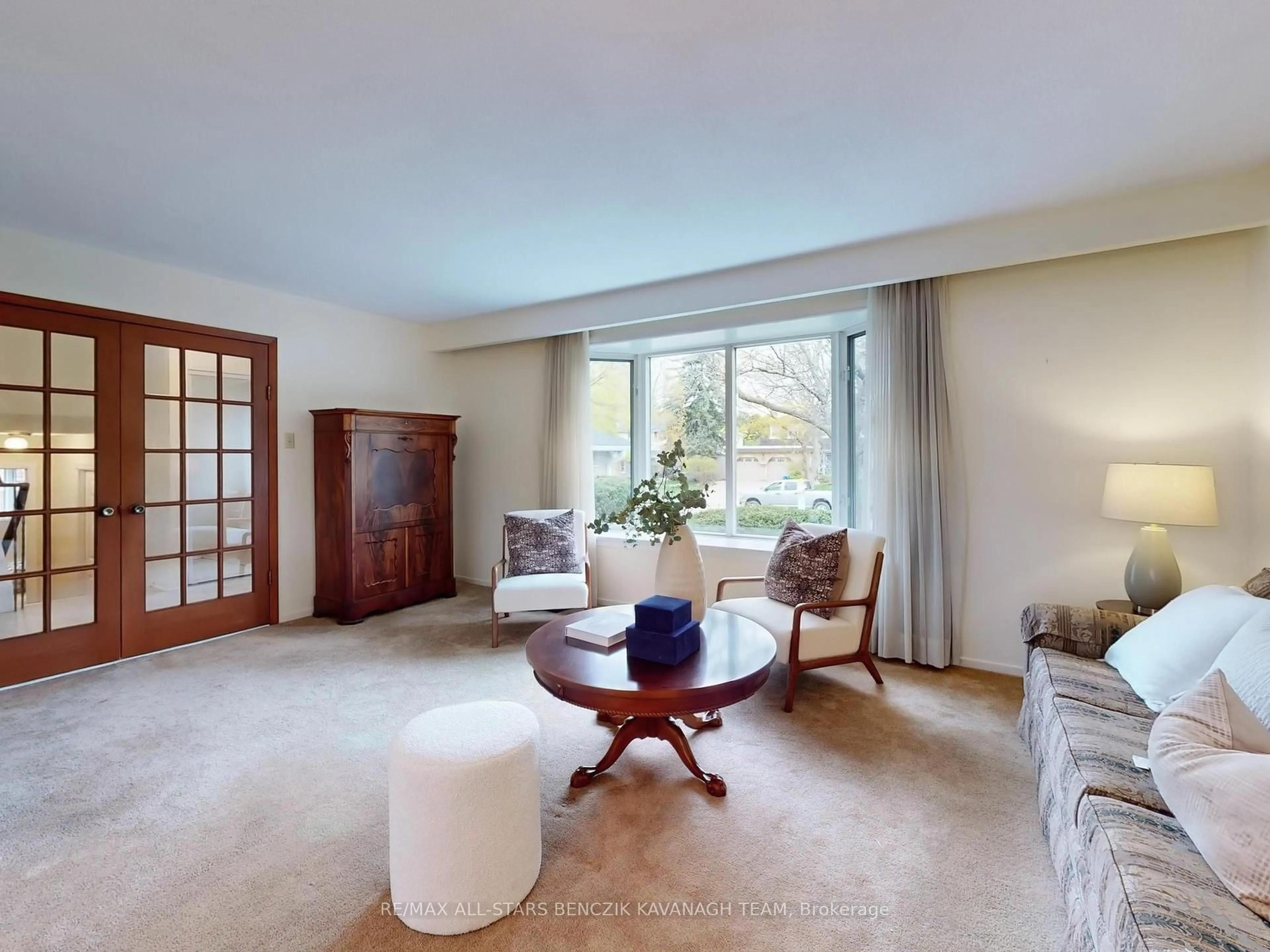 Living room with furniture, carpet floor for 95 Ramona Blvd, Markham Ontario L3P 2K5