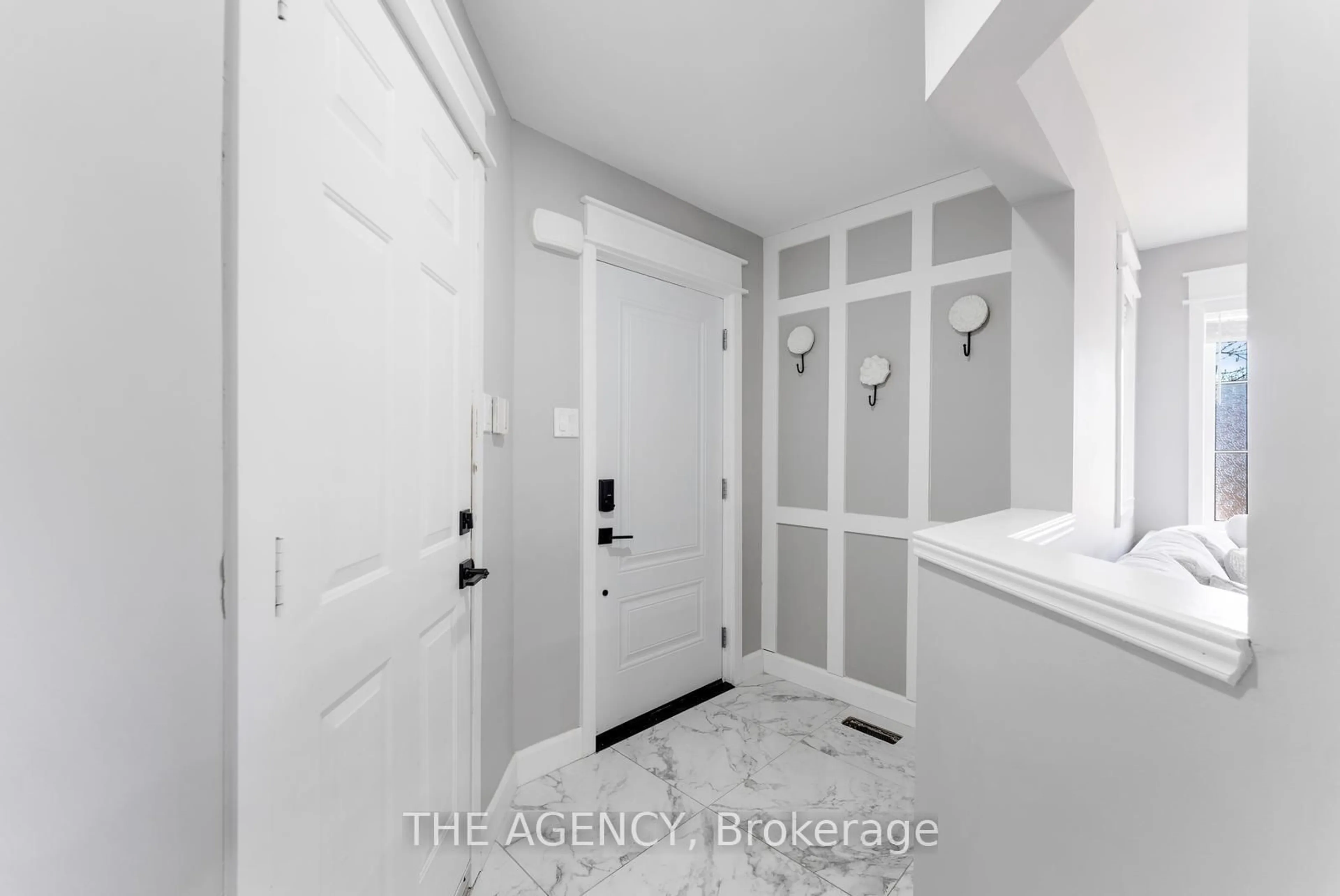 Indoor entryway for 53 Burnaby Dr, Georgina Ontario L4P 3Y9
