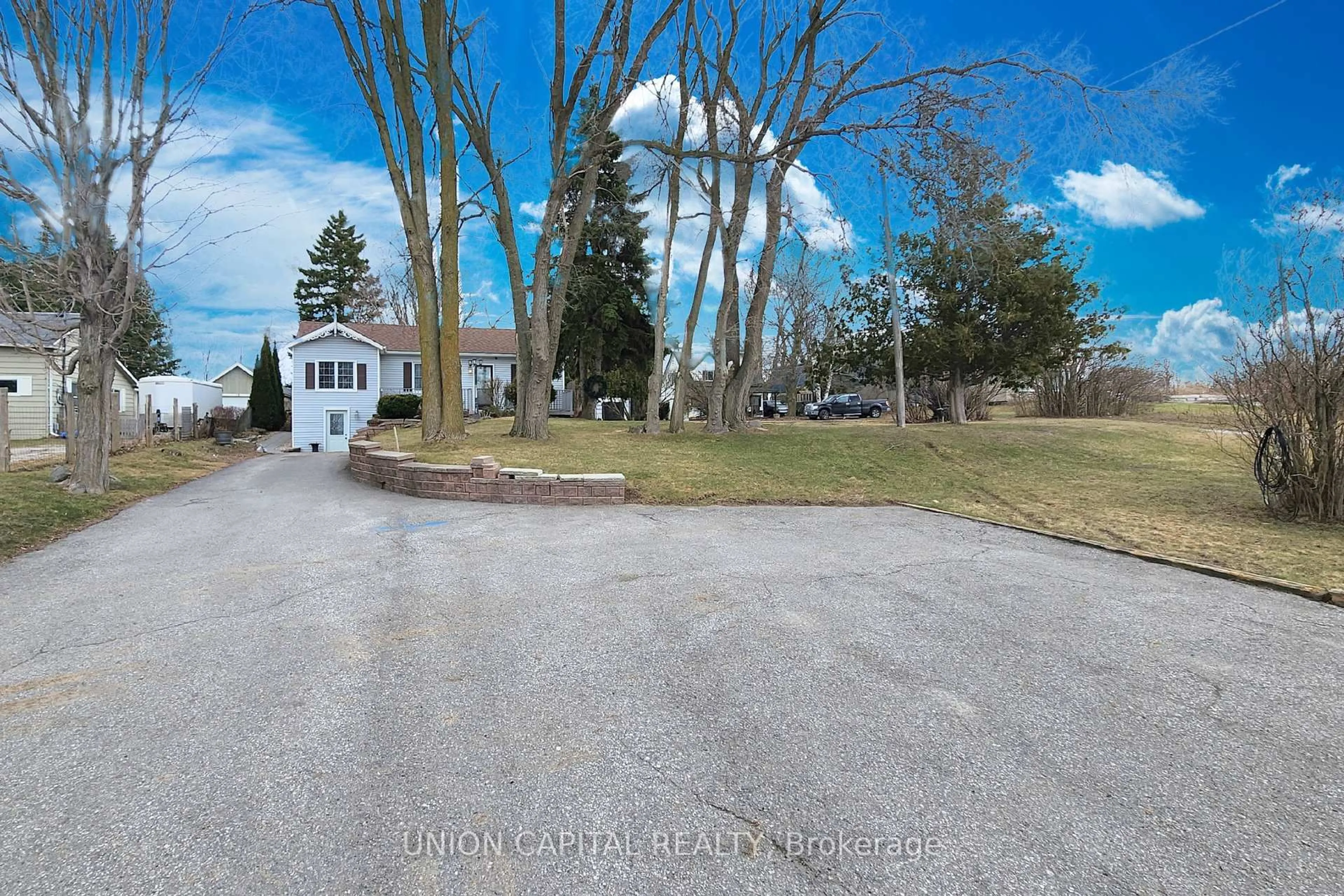 A pic from outside/outdoor area/front of a property/back of a property/a pic from drone, street for 19765 Leslie St, East Gwillimbury Ontario L0G 1R0