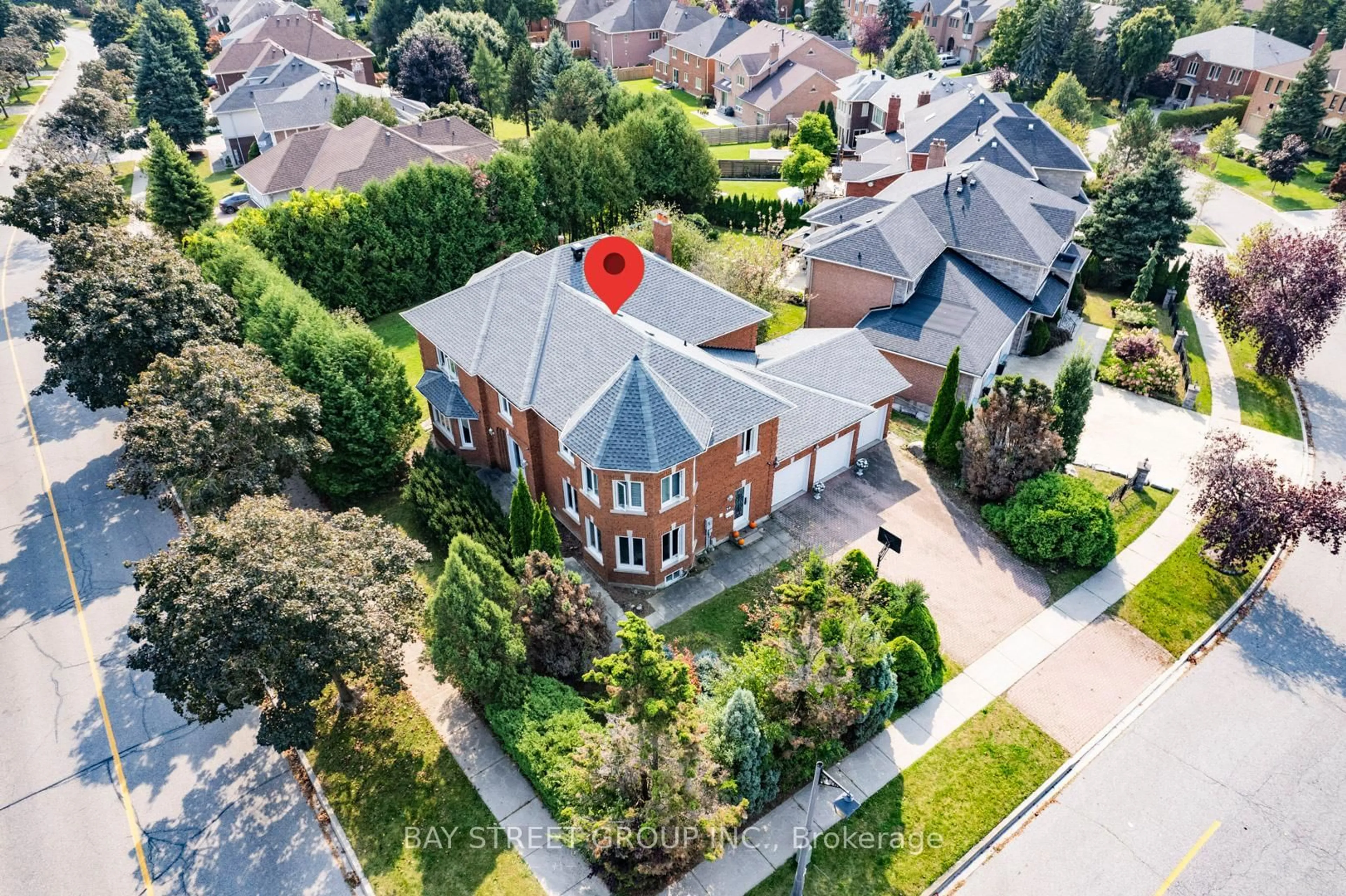 A pic from outside/outdoor area/front of a property/back of a property/a pic from drone, street for 39 Alexandra Wood, Richmond Hill Ontario L4B 2L1