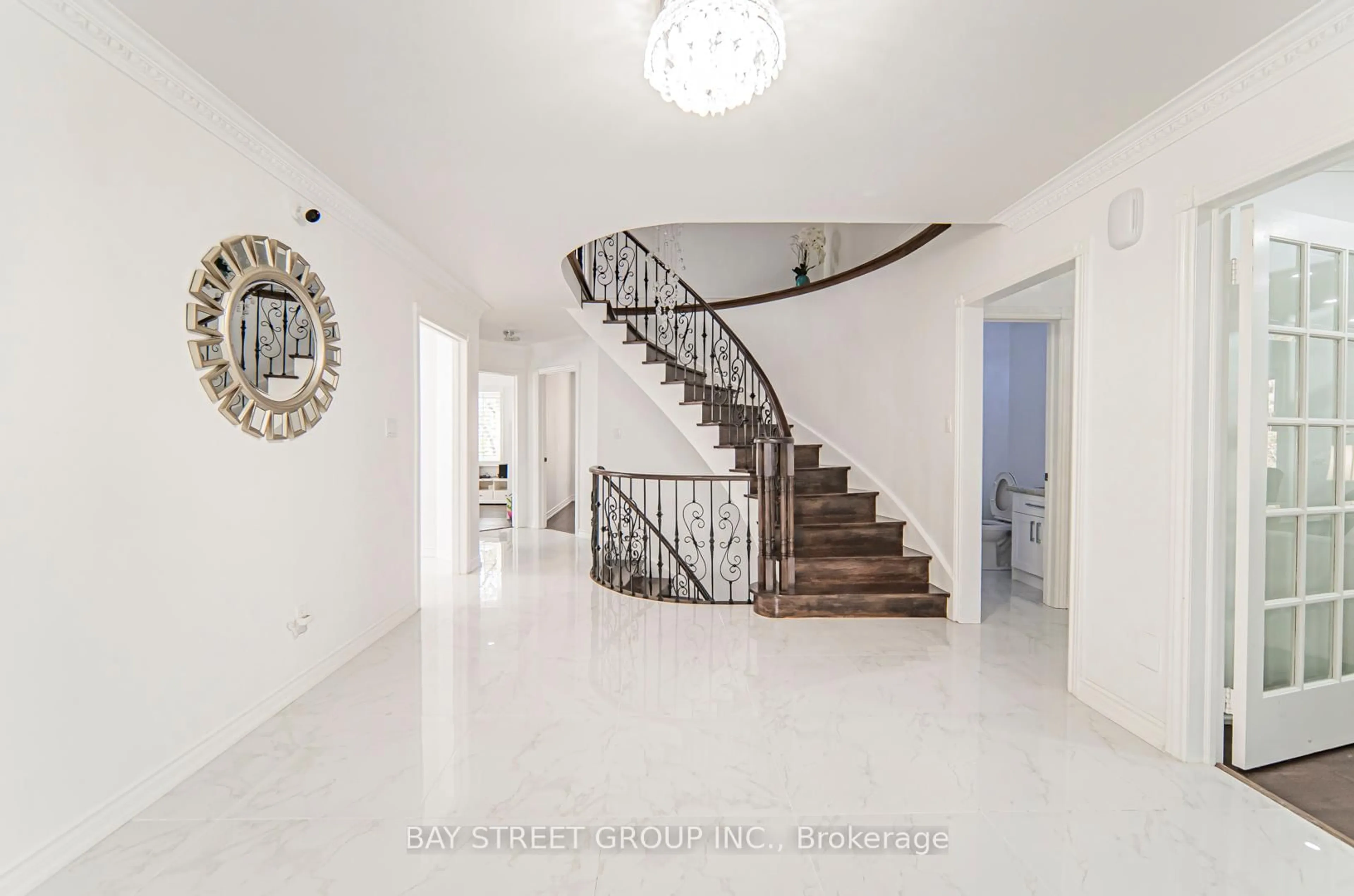 Indoor foyer for 39 Alexandra Wood, Richmond Hill Ontario L4B 2L1