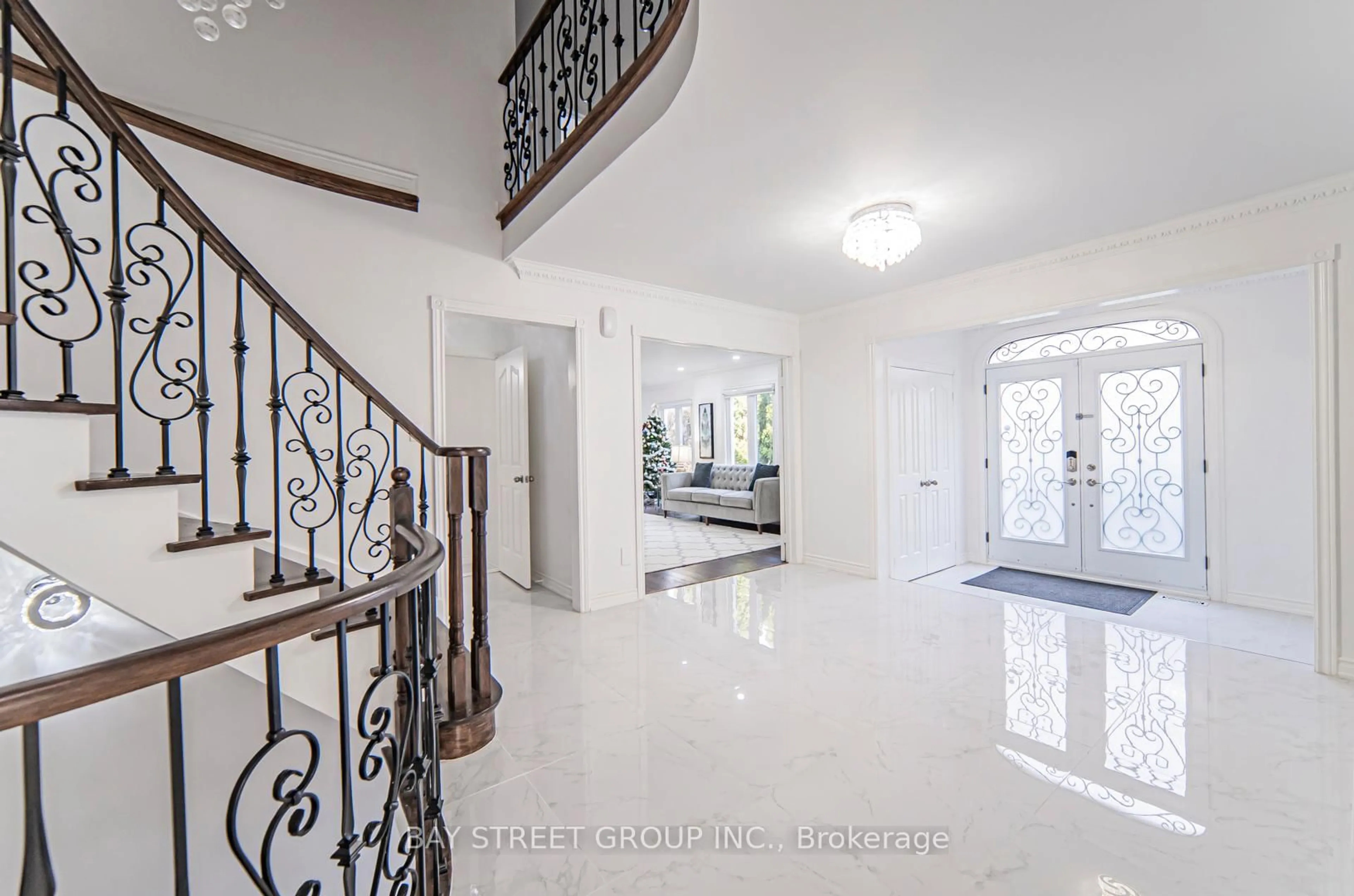Indoor foyer for 39 Alexandra Wood, Richmond Hill Ontario L4B 2L1
