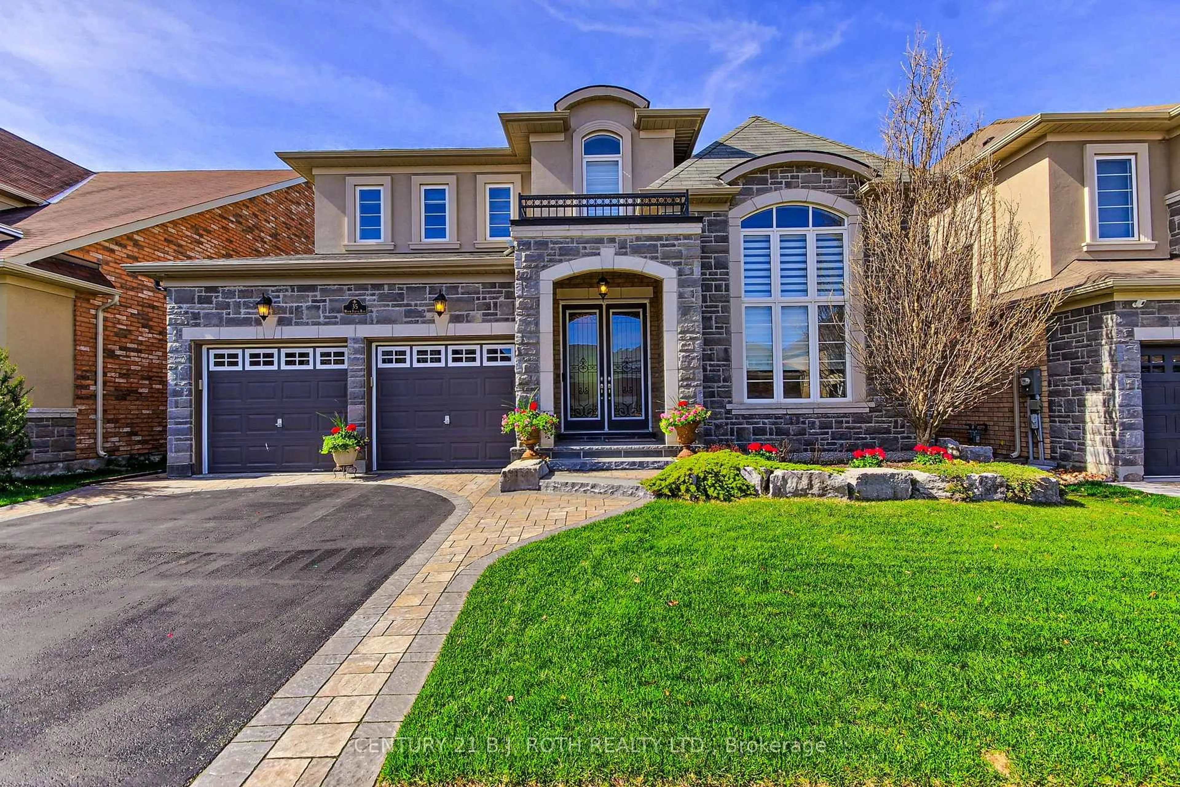 Home with brick exterior material, street for 35 Manor Forest Rd, East Gwillimbury Ontario L0G 1M0