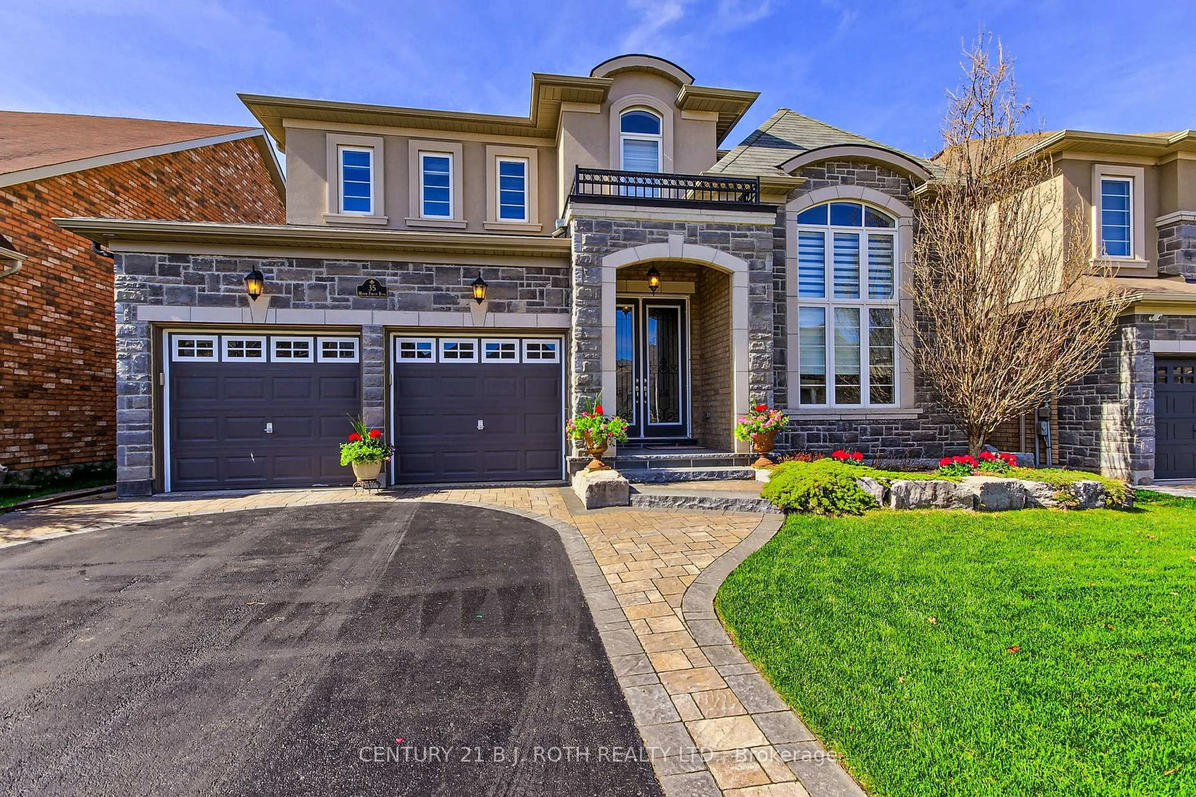 Home with brick exterior material, street for 35 Manor Forest Rd, East Gwillimbury Ontario L0G 1M0