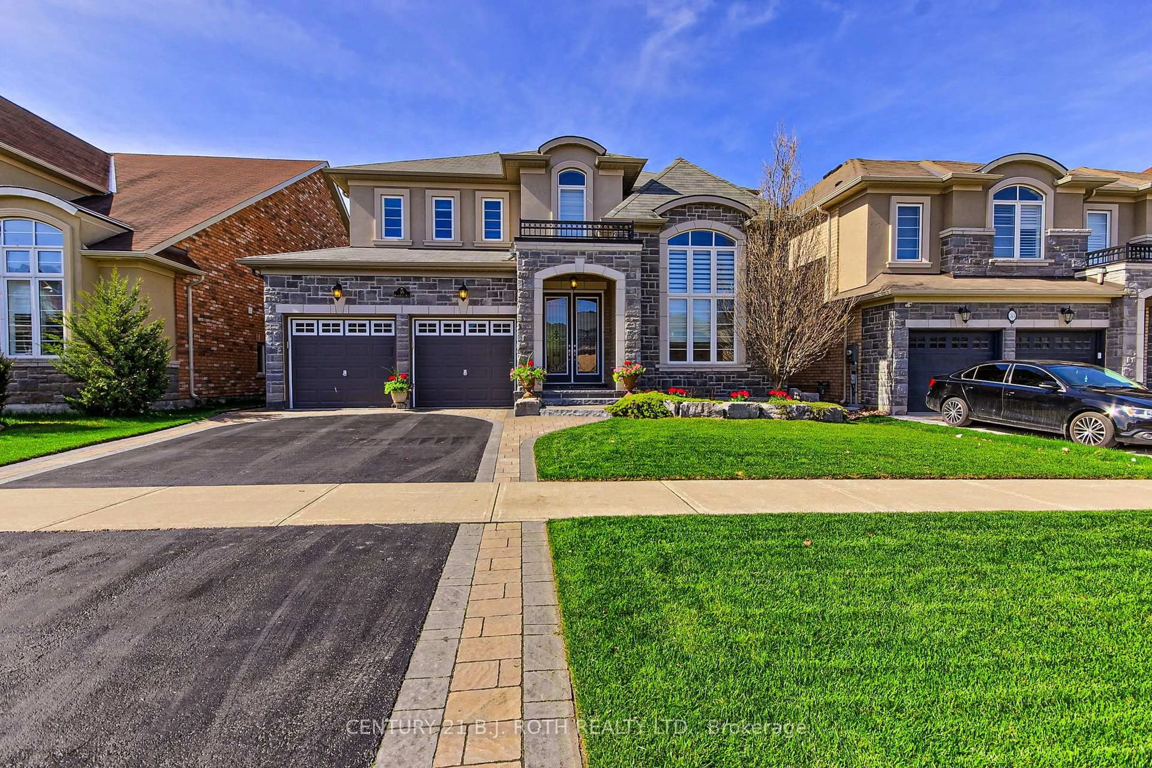 Home with brick exterior material, street for 35 Manor Forest Rd, East Gwillimbury Ontario L0G 1M0