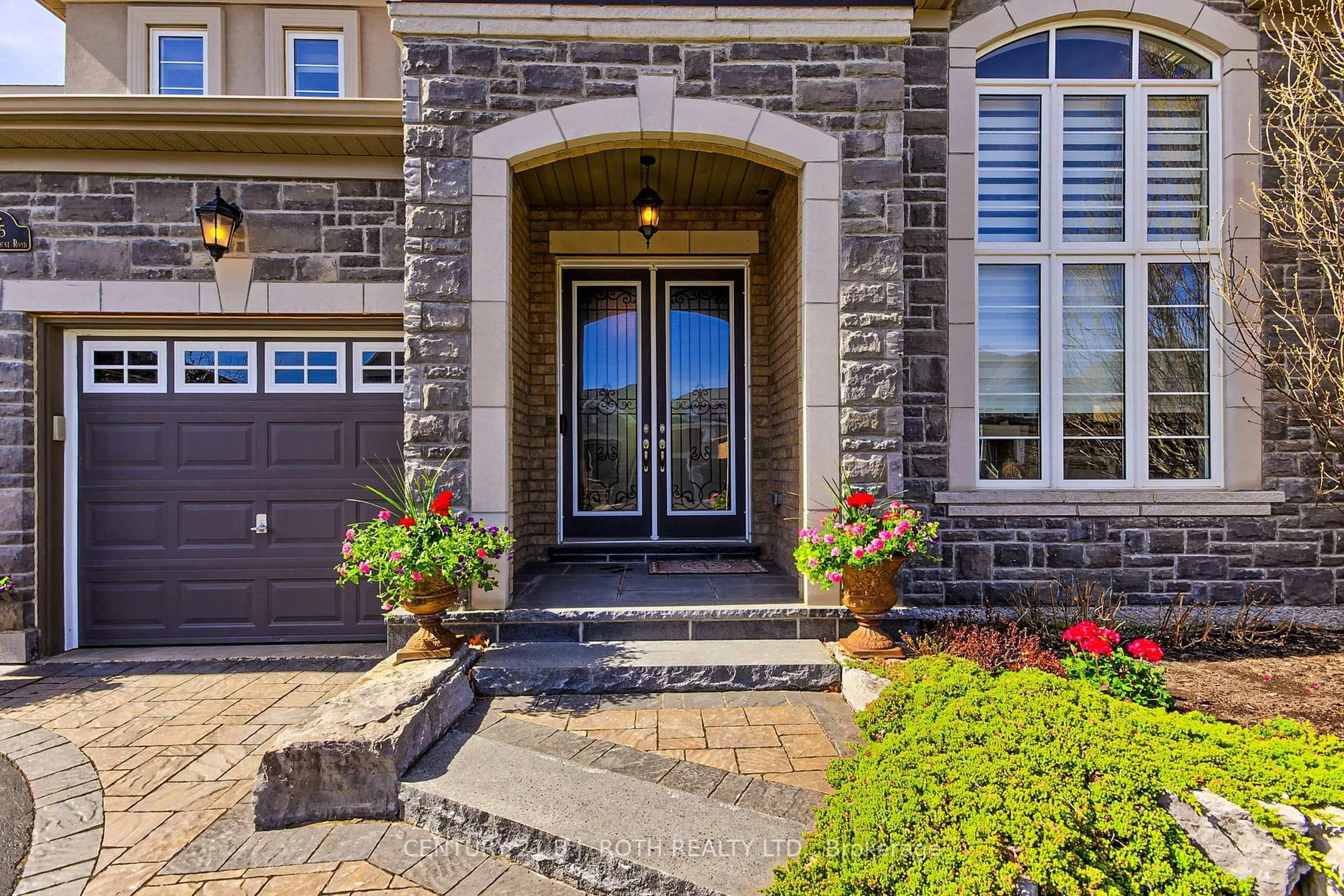 Indoor entryway for 35 Manor Forest Rd, East Gwillimbury Ontario L0G 1M0