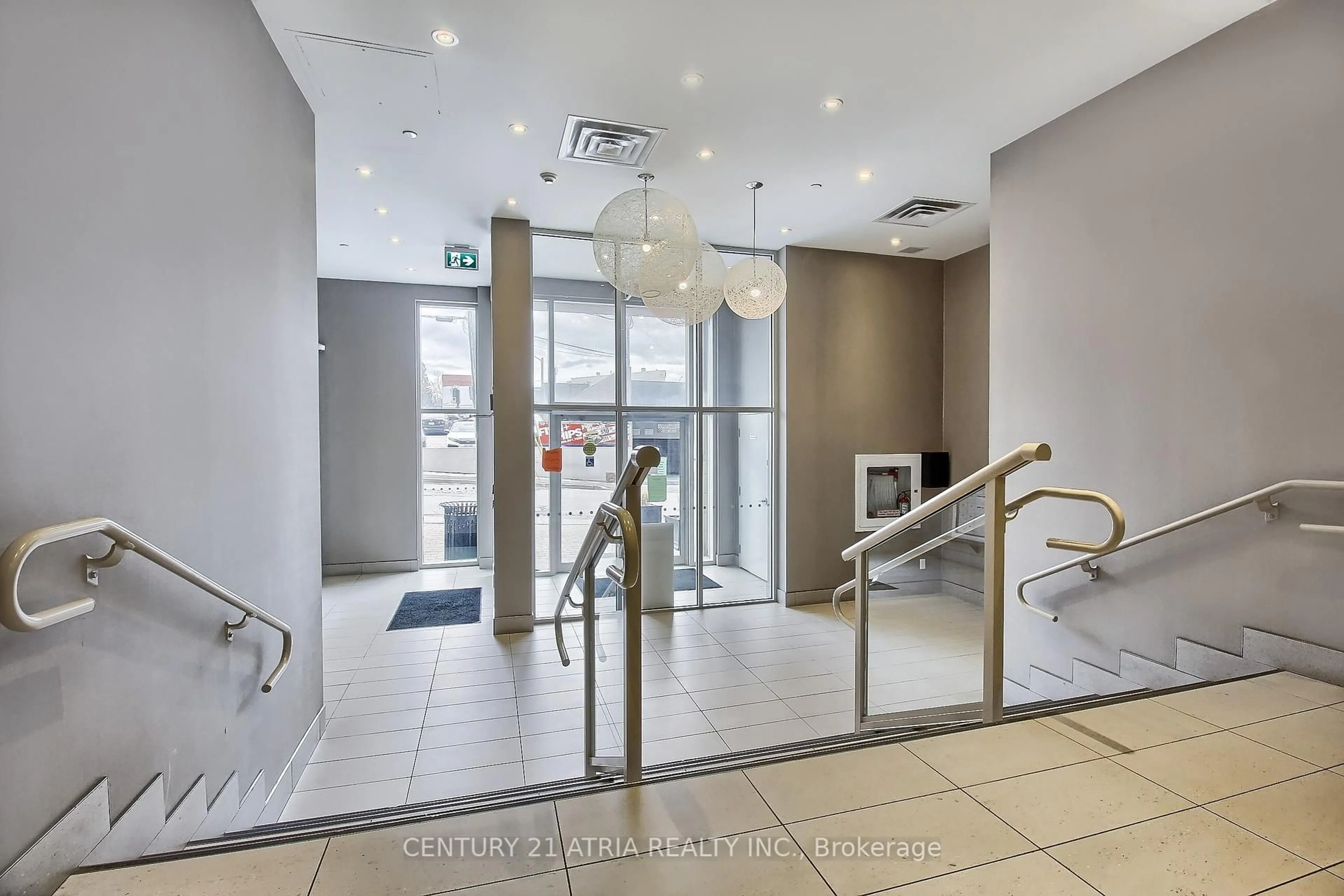 Indoor foyer for 15277 Yonge St #404A, Aurora Ontario L4G 1Y3