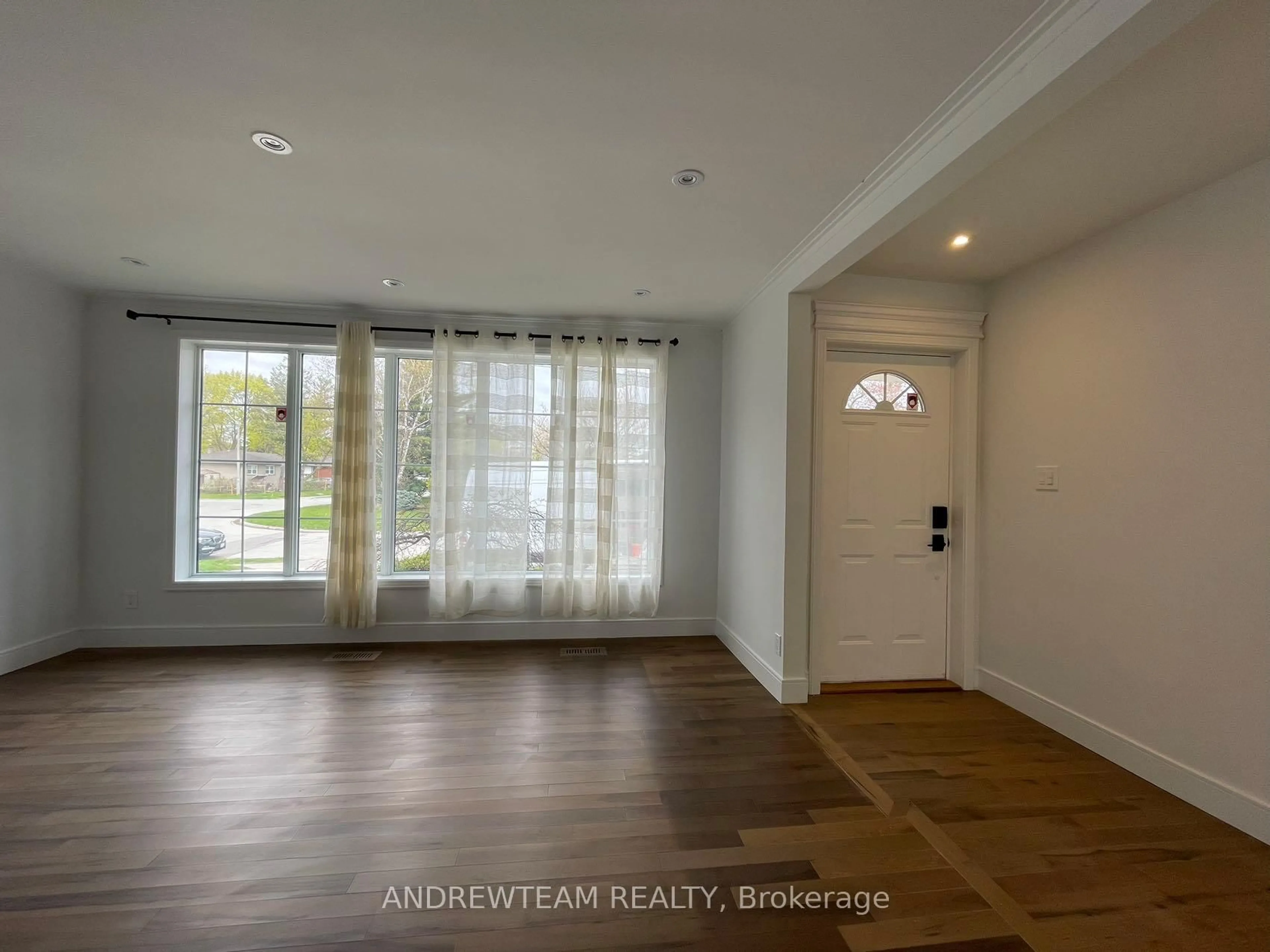 A pic of a room for 382 Lynett Cres, Richmond Hill Ontario L4C 2V5