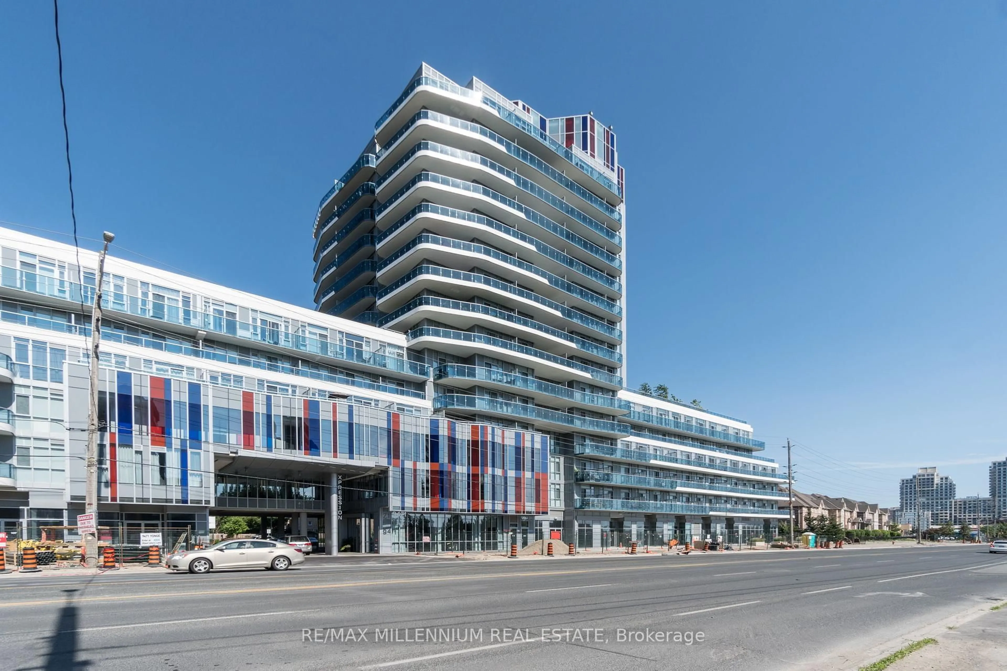 Indoor foyer for 9471 Yonge St #907, Richmond Hill Ontario L4C 1V1
