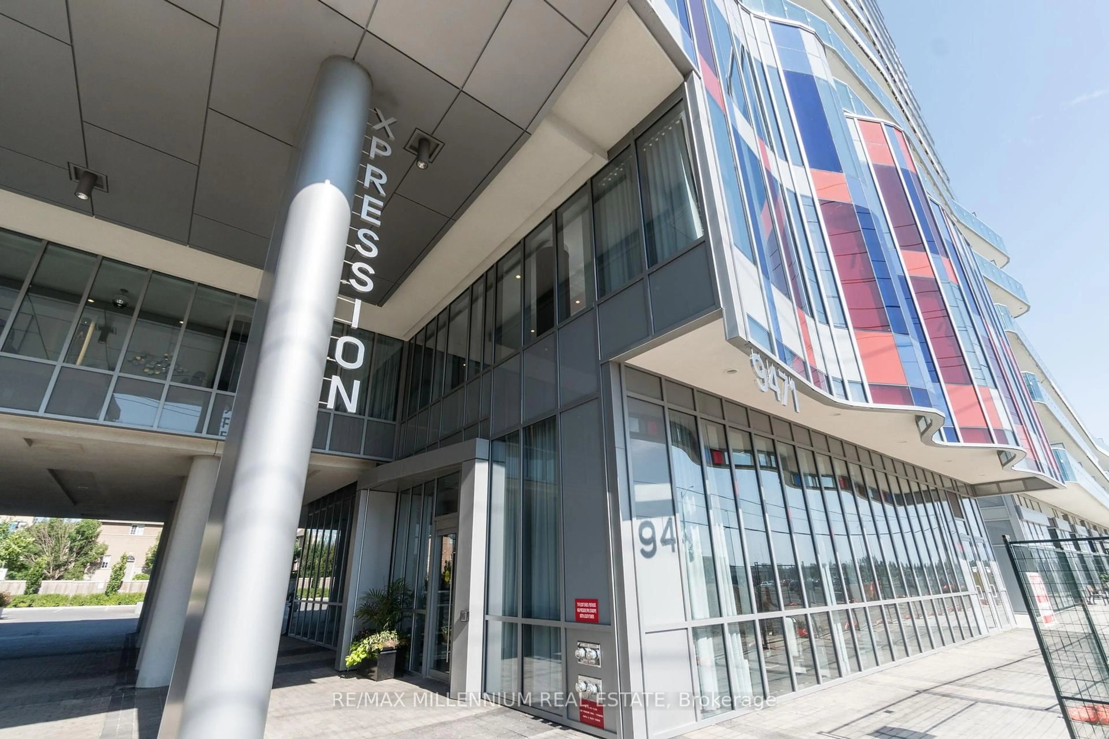 Indoor foyer for 9471 Yonge St #907, Richmond Hill Ontario L4C 1V1