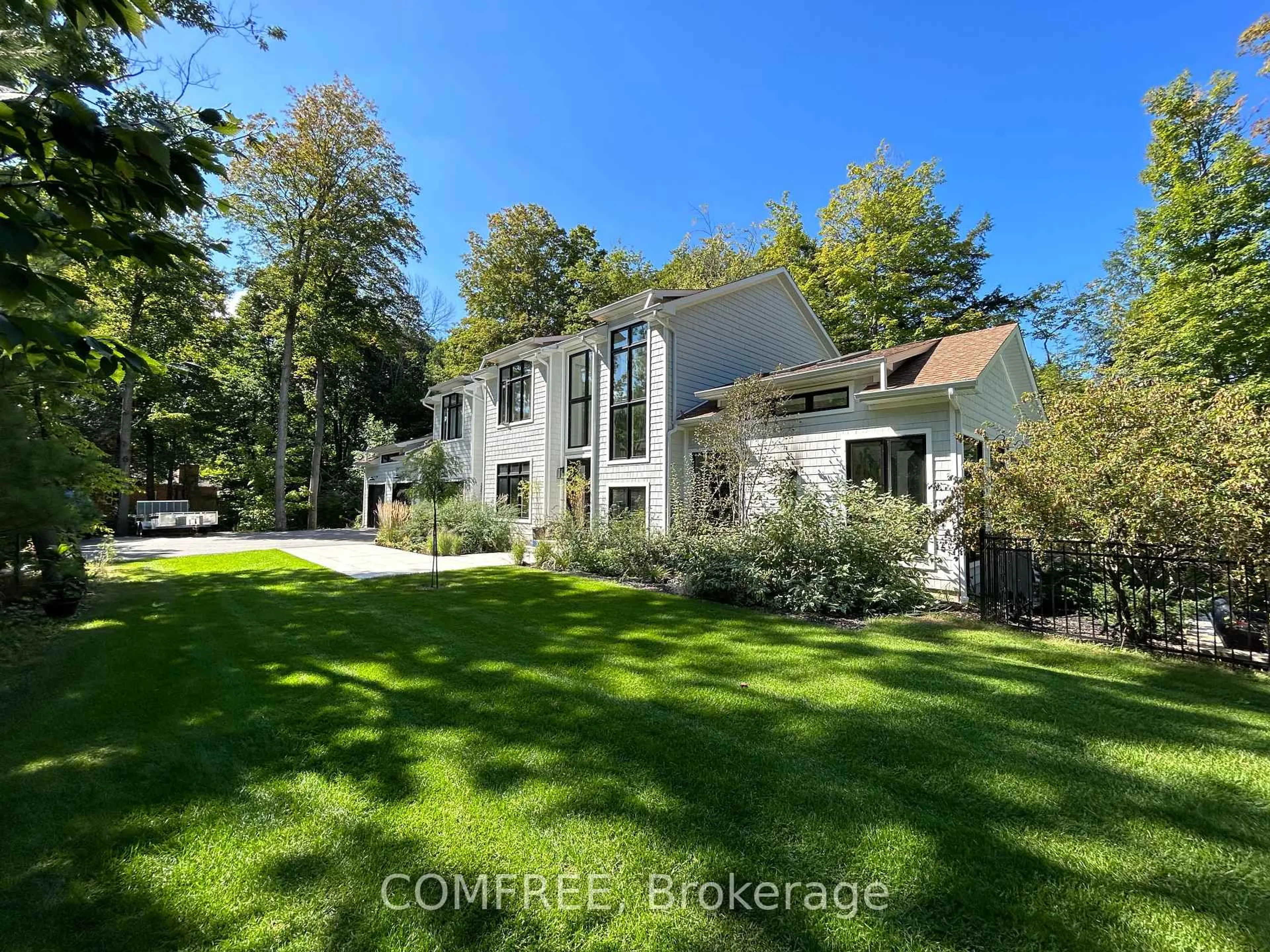 A pic from outside/outdoor area/front of a property/back of a property/a pic from drone, forest/trees view for 2072 Wilkinson St, Innisfil Ontario L9S 1X3