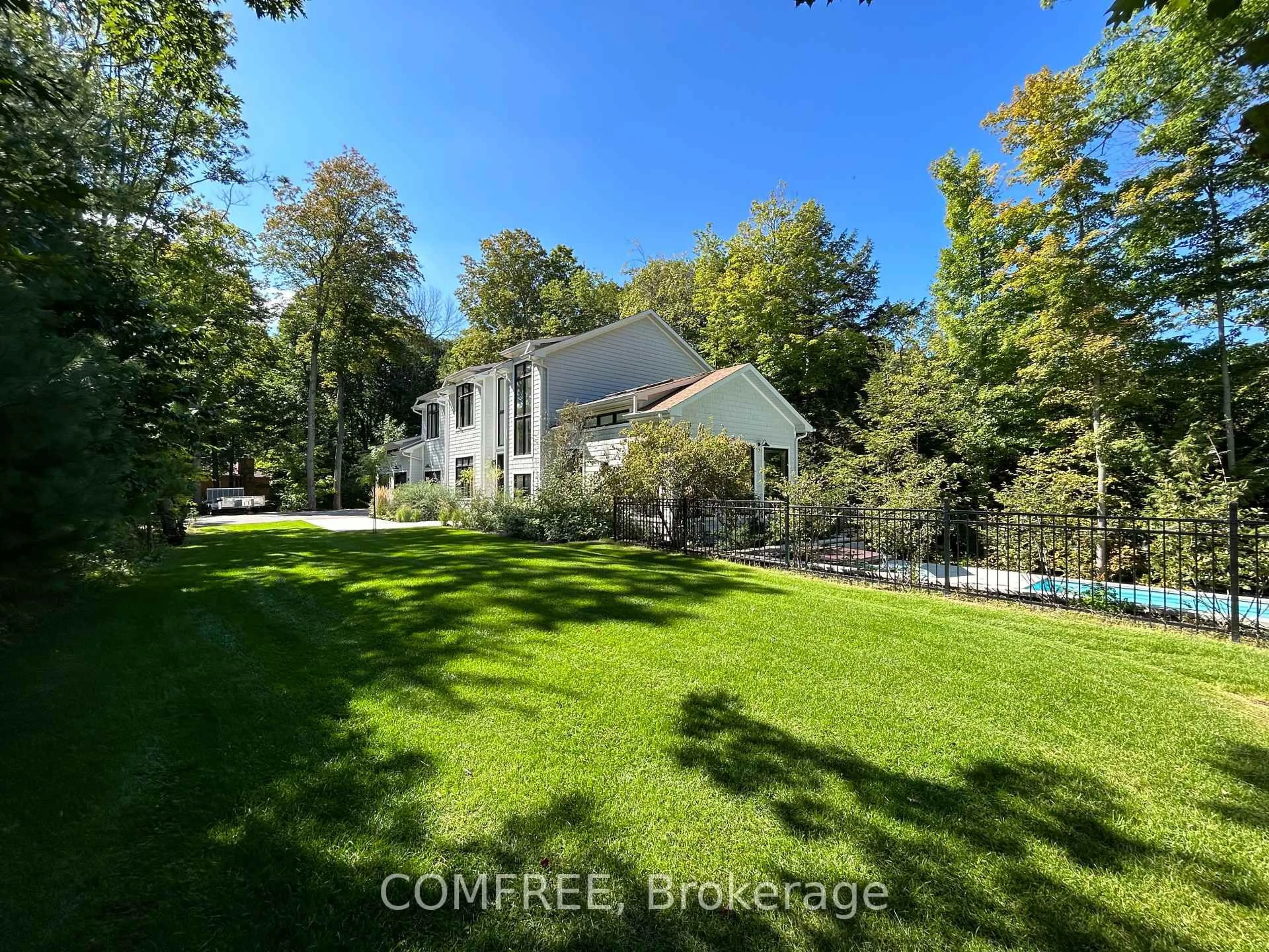 A pic from outside/outdoor area/front of a property/back of a property/a pic from drone, forest/trees view for 2072 Wilkinson St, Innisfil Ontario L9S 1X3