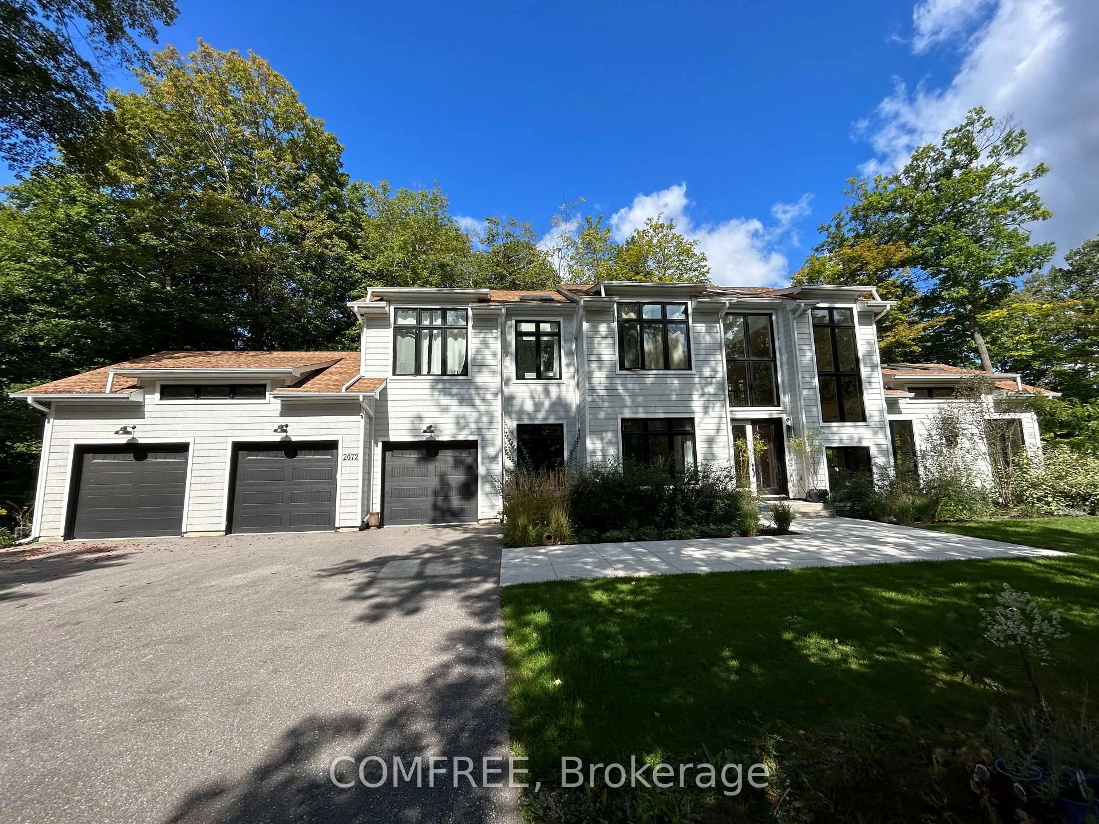 A pic from outside/outdoor area/front of a property/back of a property/a pic from drone, street for 2072 Wilkinson St, Innisfil Ontario L9S 1X3