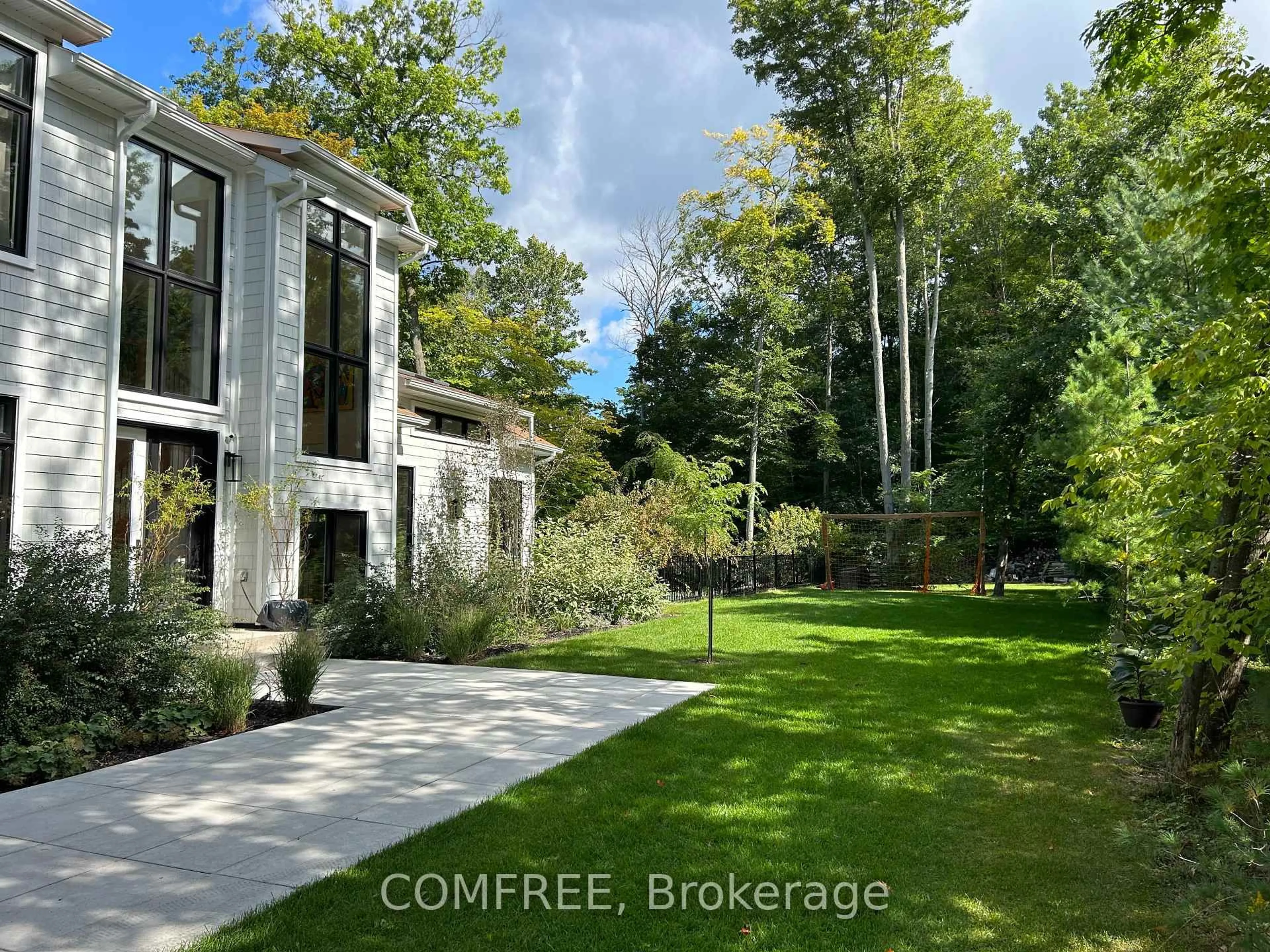 A pic from outside/outdoor area/front of a property/back of a property/a pic from drone, forest/trees view for 2072 Wilkinson St, Innisfil Ontario L9S 1X3